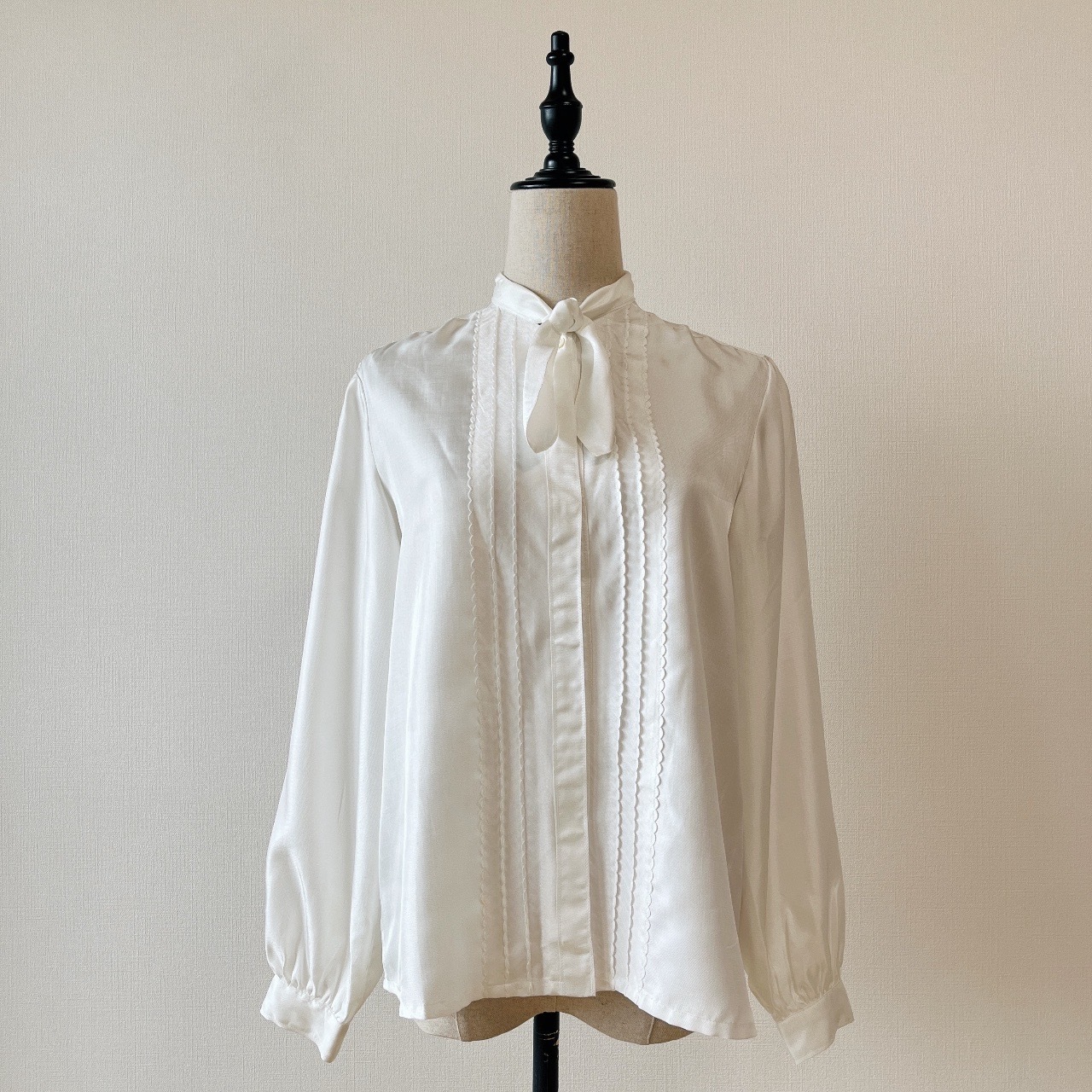 珍珠白色領巾長袖上衣