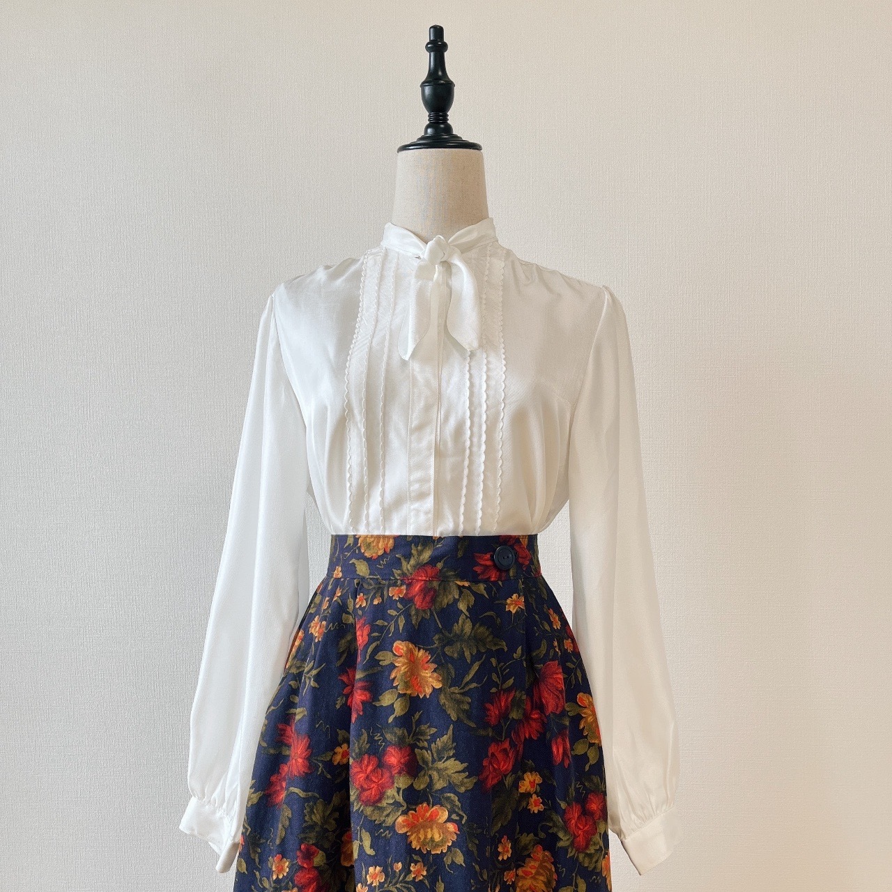 珍珠白色領巾長袖上衣