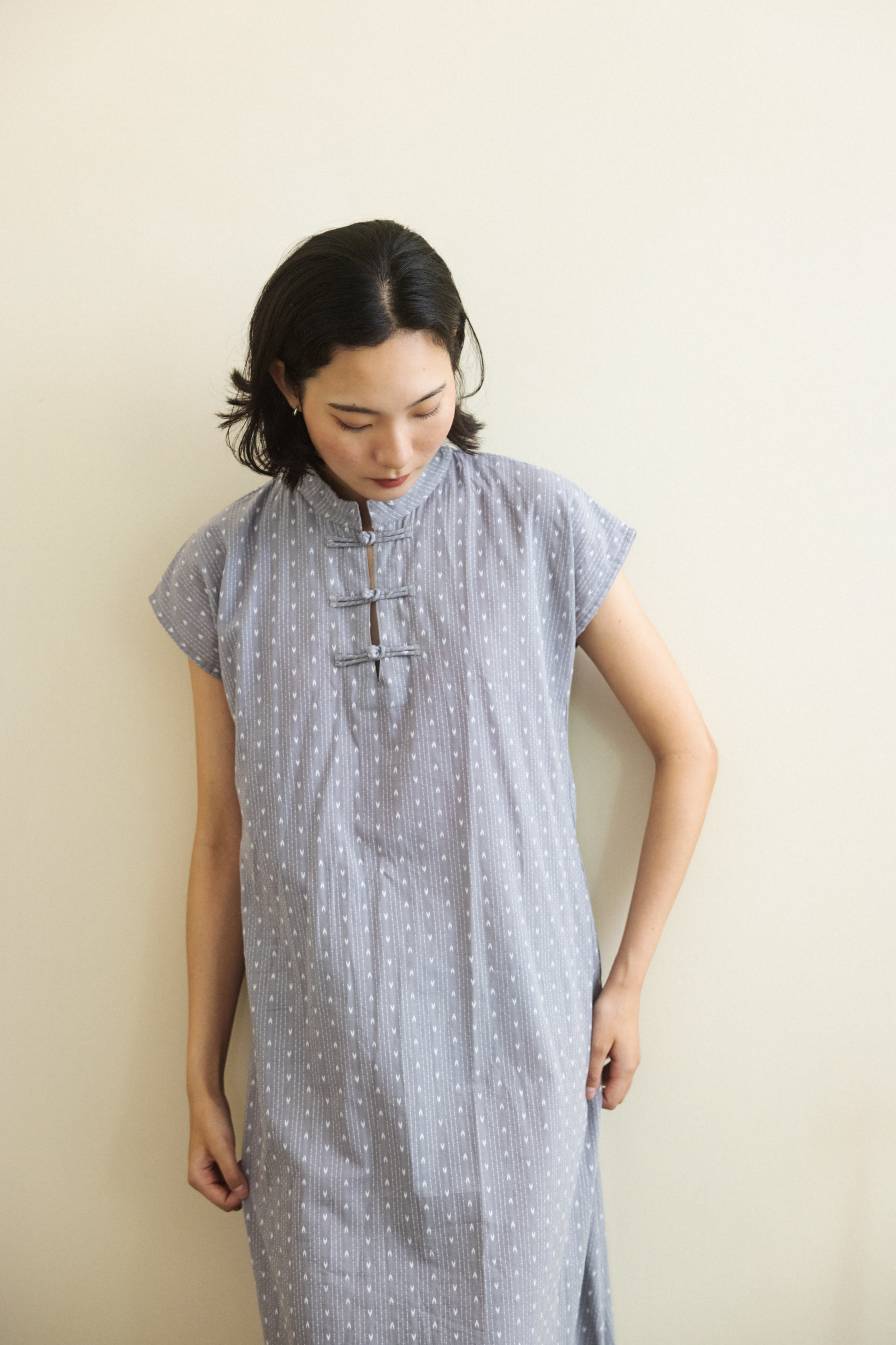 旗袍領手織布短袖洋裝_灰