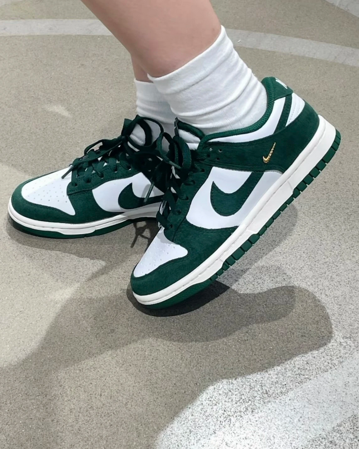 【預訂】NIKE DUNK LOW 小金剔麂皮森林綠-WOMEN