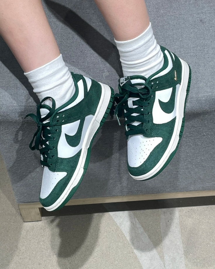 【預訂】NIKE DUNK LOW 小金剔麂皮森林綠-WOMEN