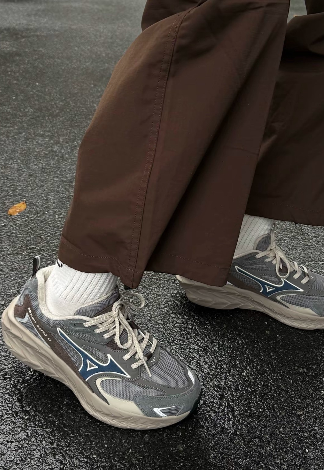 👟 Mizuno ASTRO LS 城市灰 厚底慢跑鞋｜反光設計 × 復古未來感