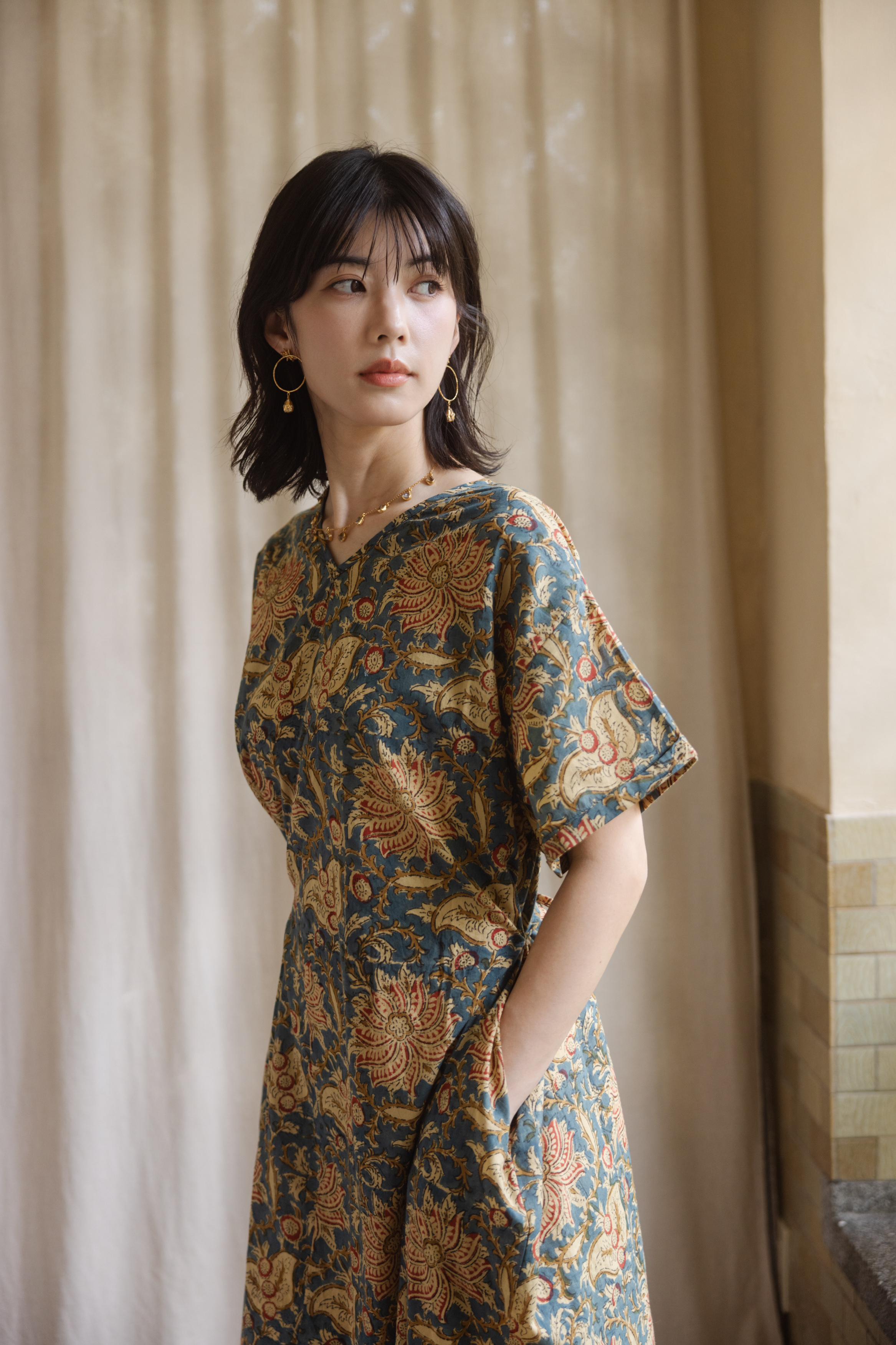 前後v綁帶設計短袖長洋裝_藍底紅花