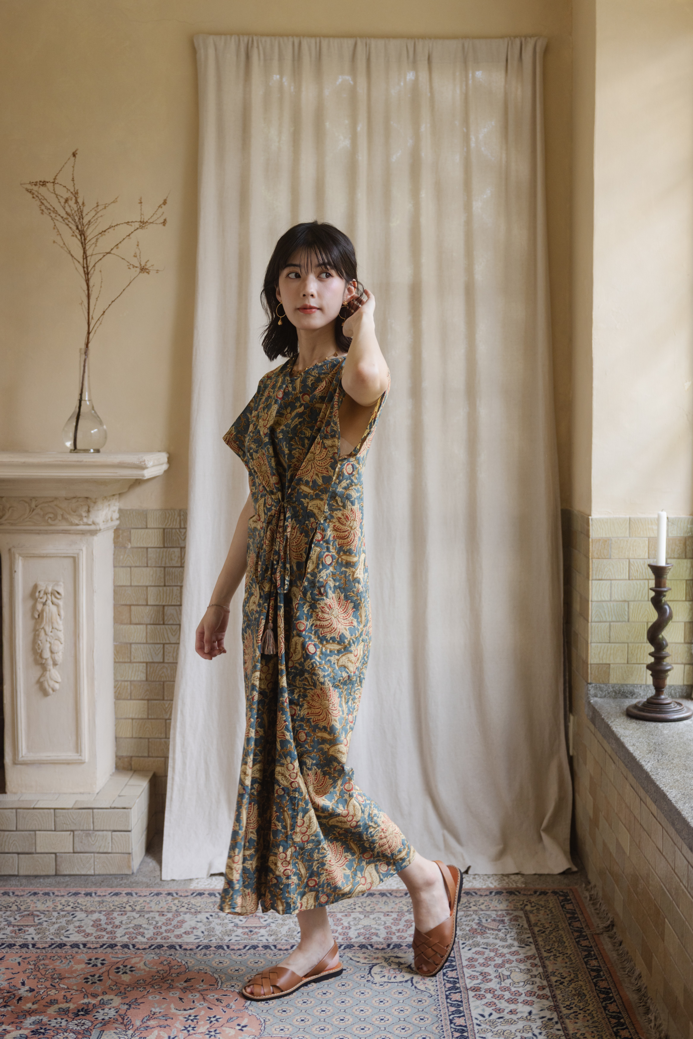 前後v綁帶設計短袖長洋裝_藍底紅花