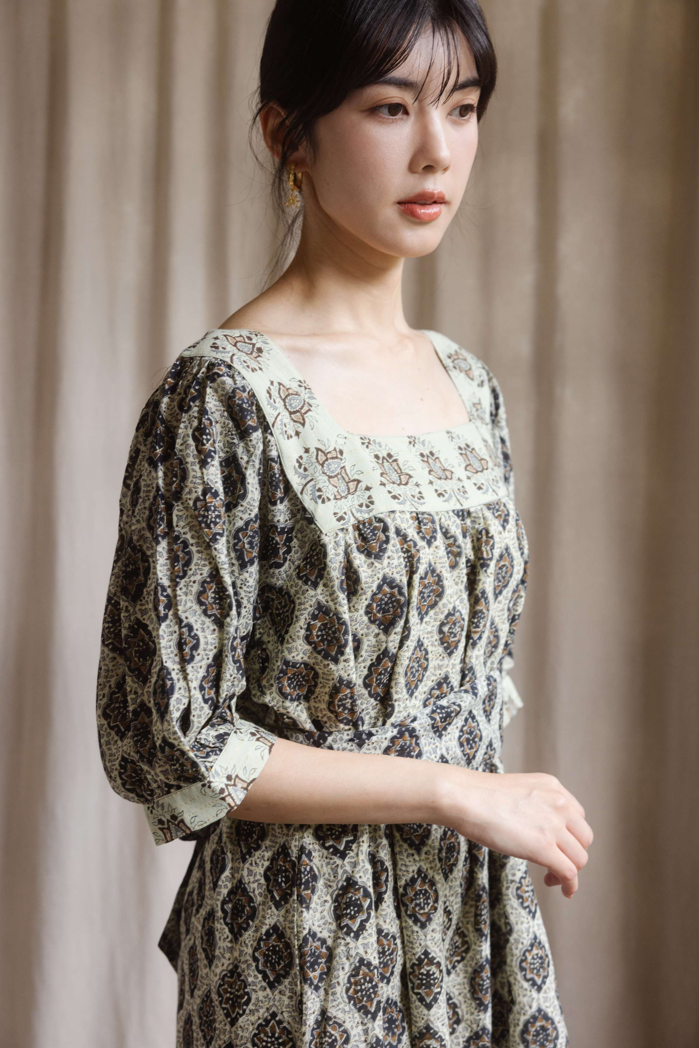 前後方領綁帶洋裝_圖騰