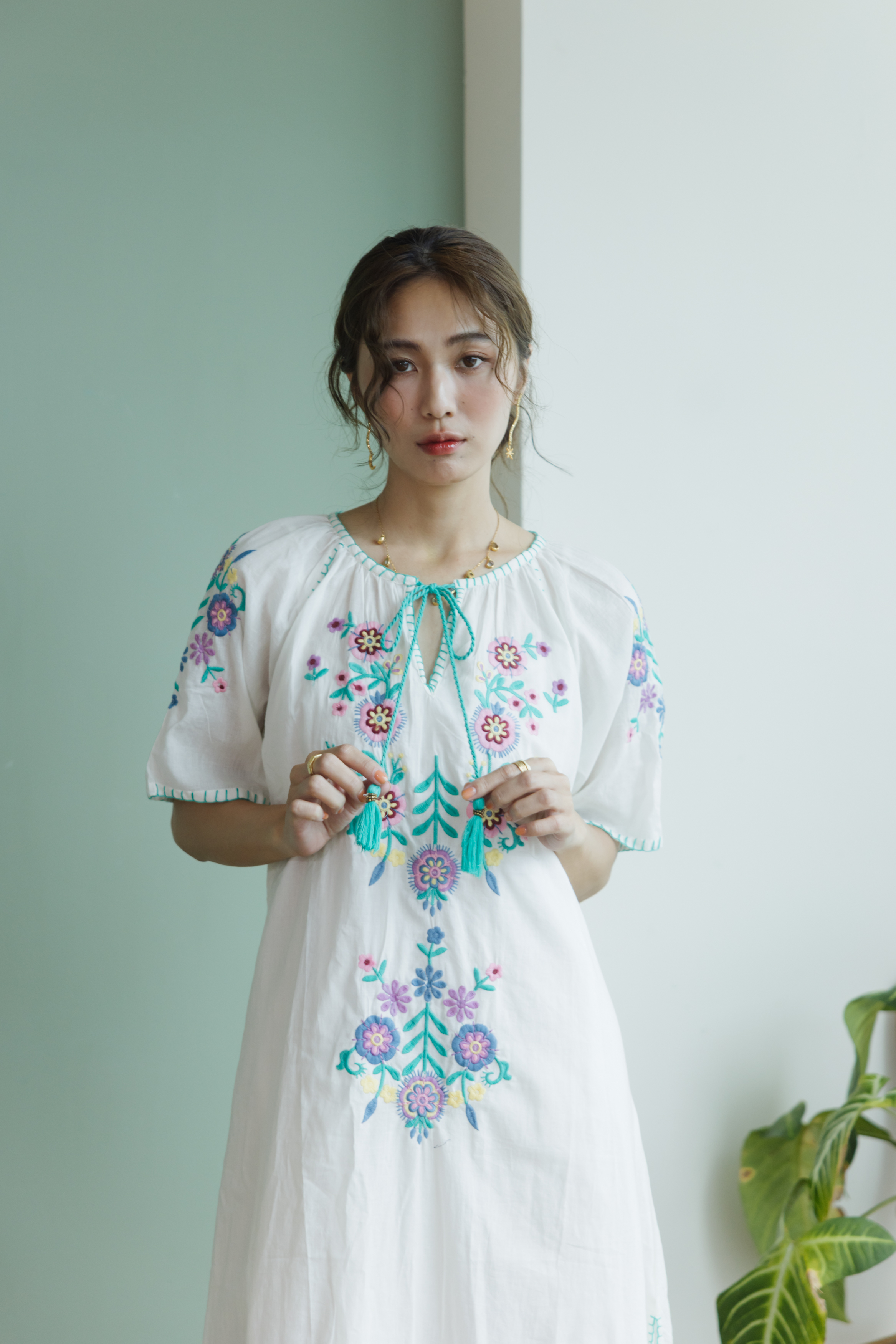 藍綠花卉刺繡短袖長洋裝（附內搭）