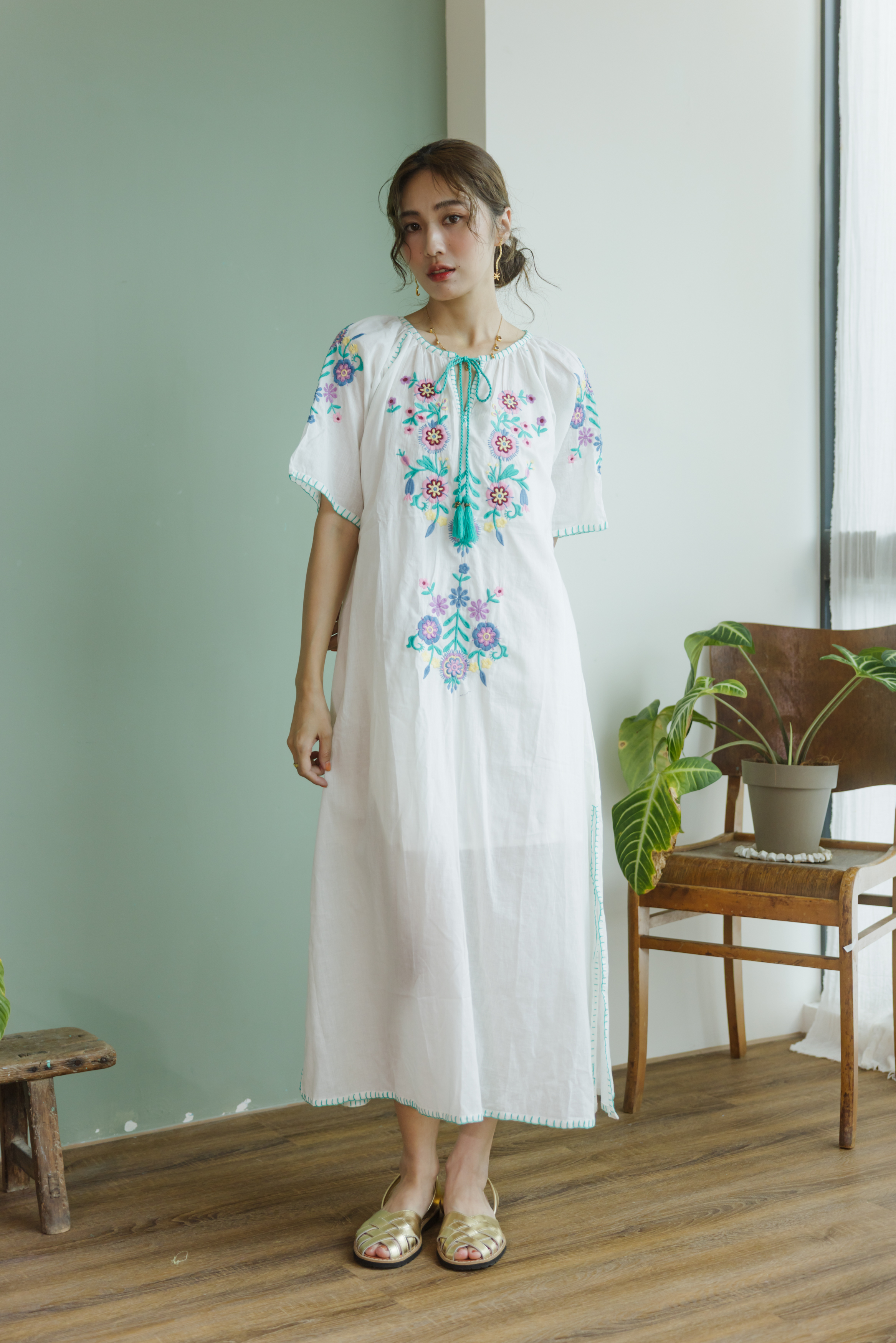 藍綠花卉刺繡短袖長洋裝（附內搭）