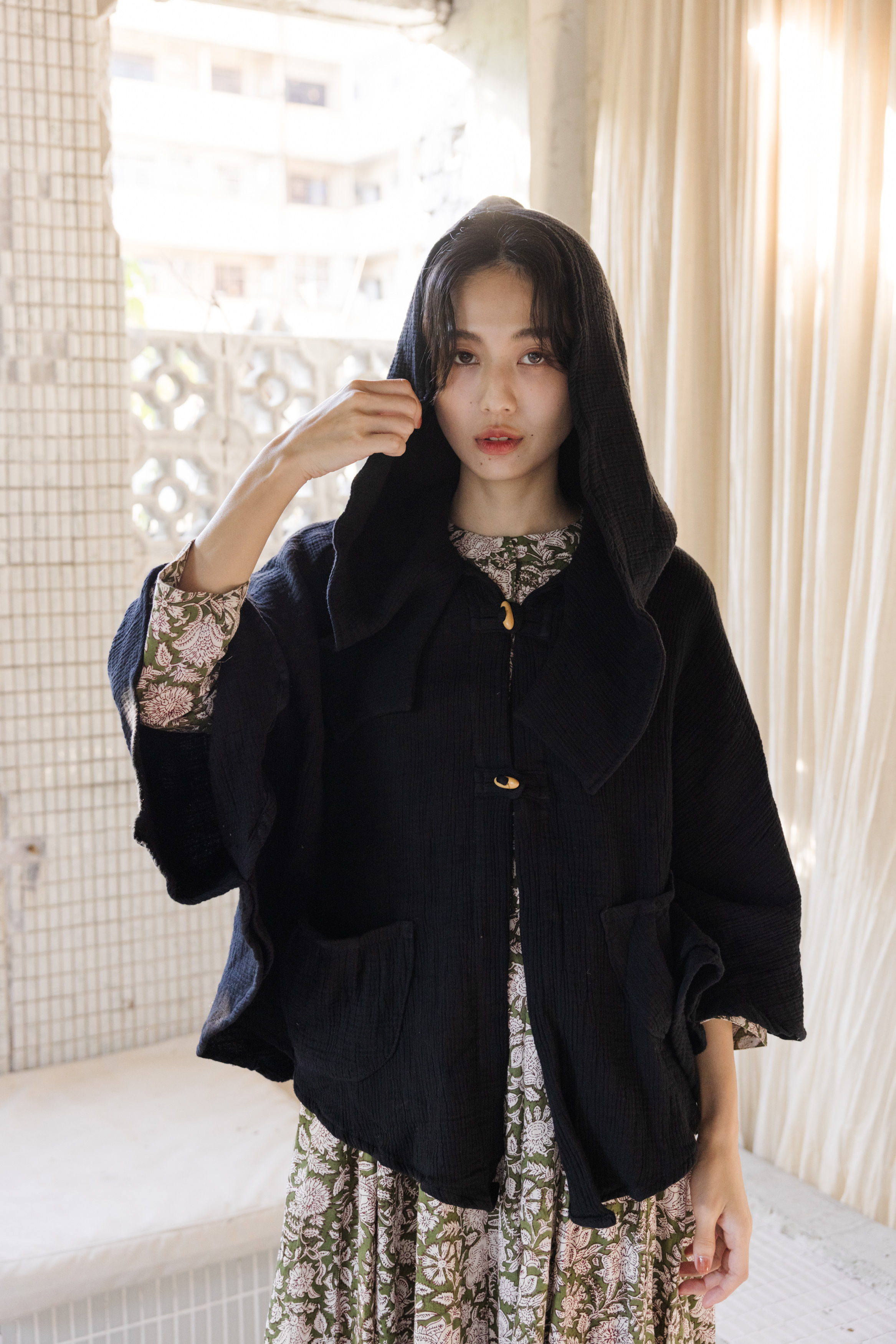 清邁純棉木扣斗篷外套_黑