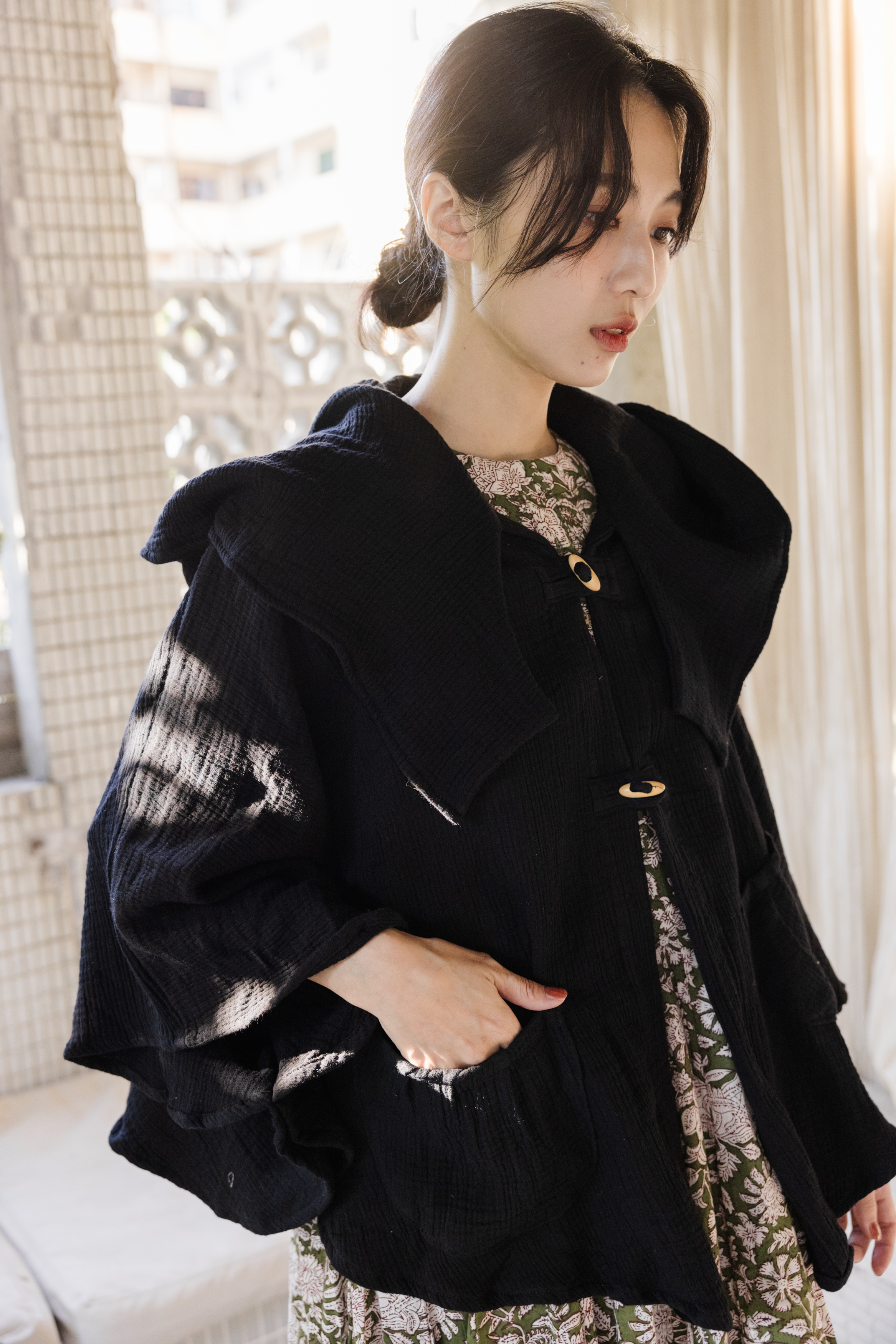 清邁純棉木扣斗篷外套_黑