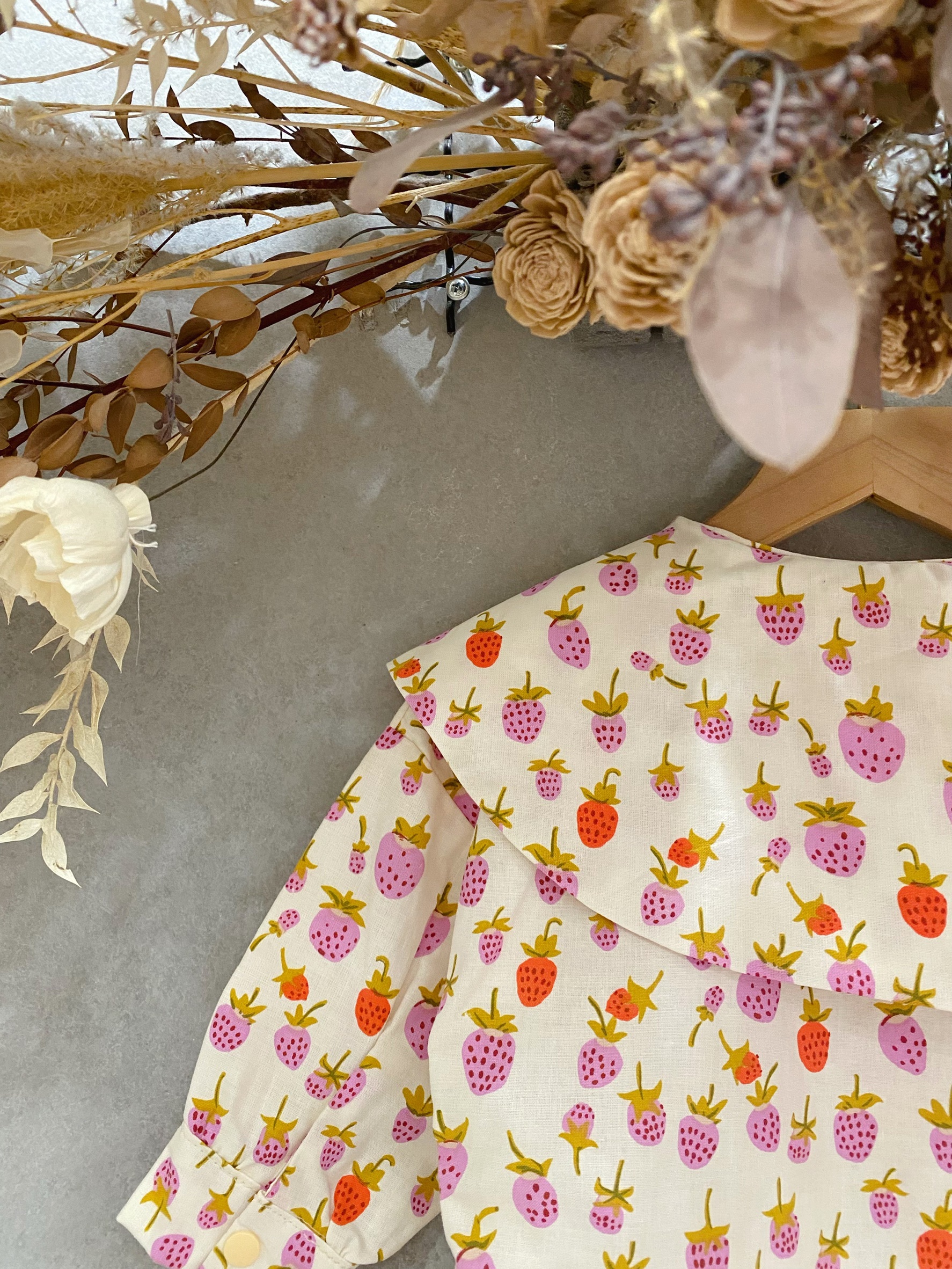 白底草莓 尖領襯衫(90)