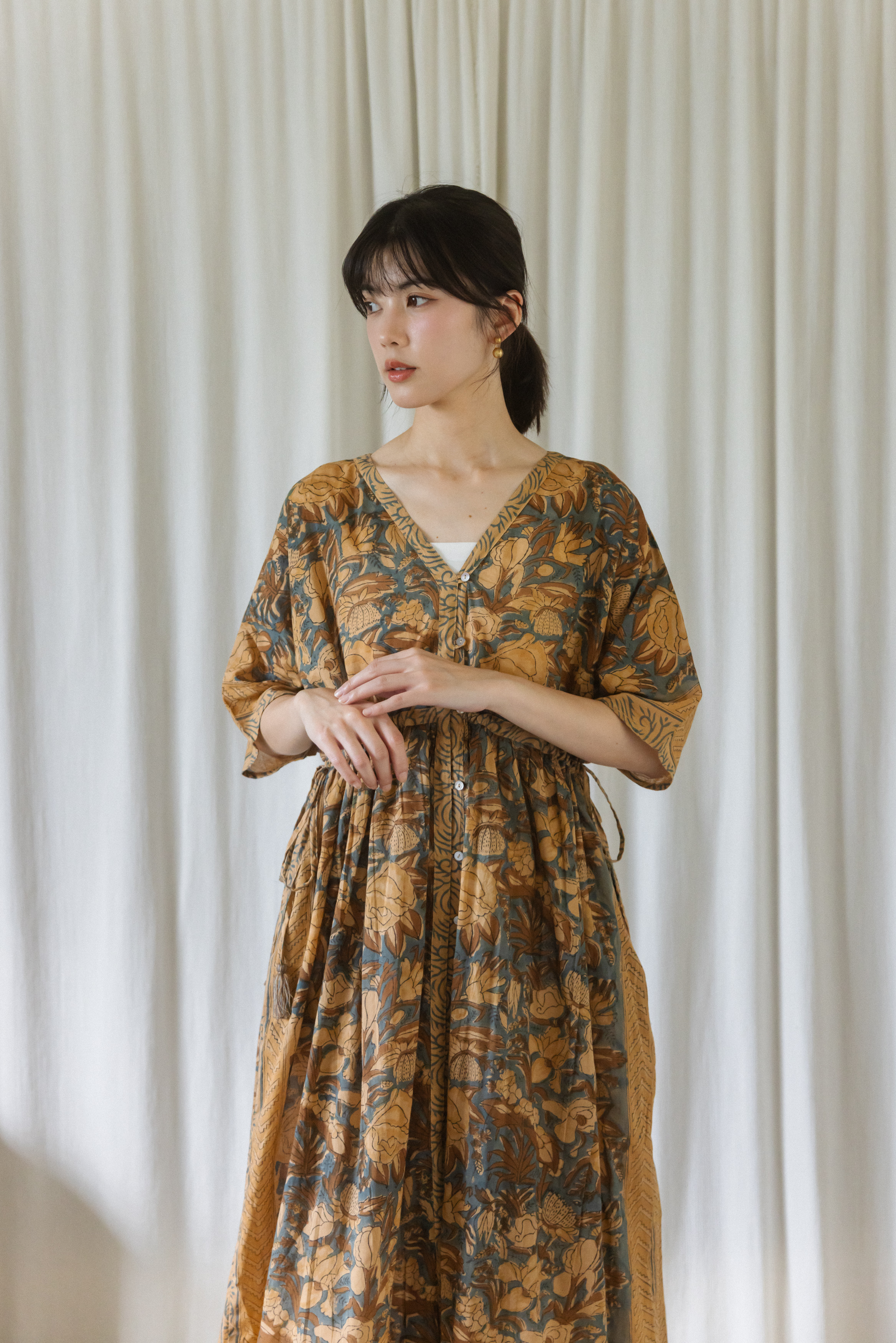 側綁帶短袖排扣洋裝-藍底咖花