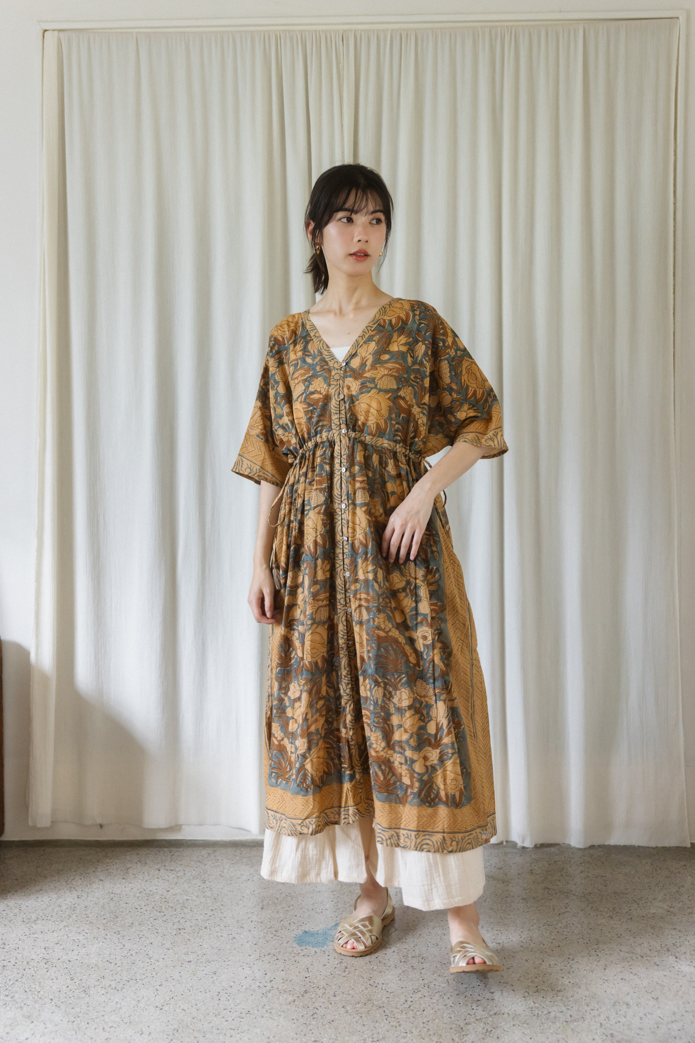 側綁帶短袖排扣洋裝-藍底咖花