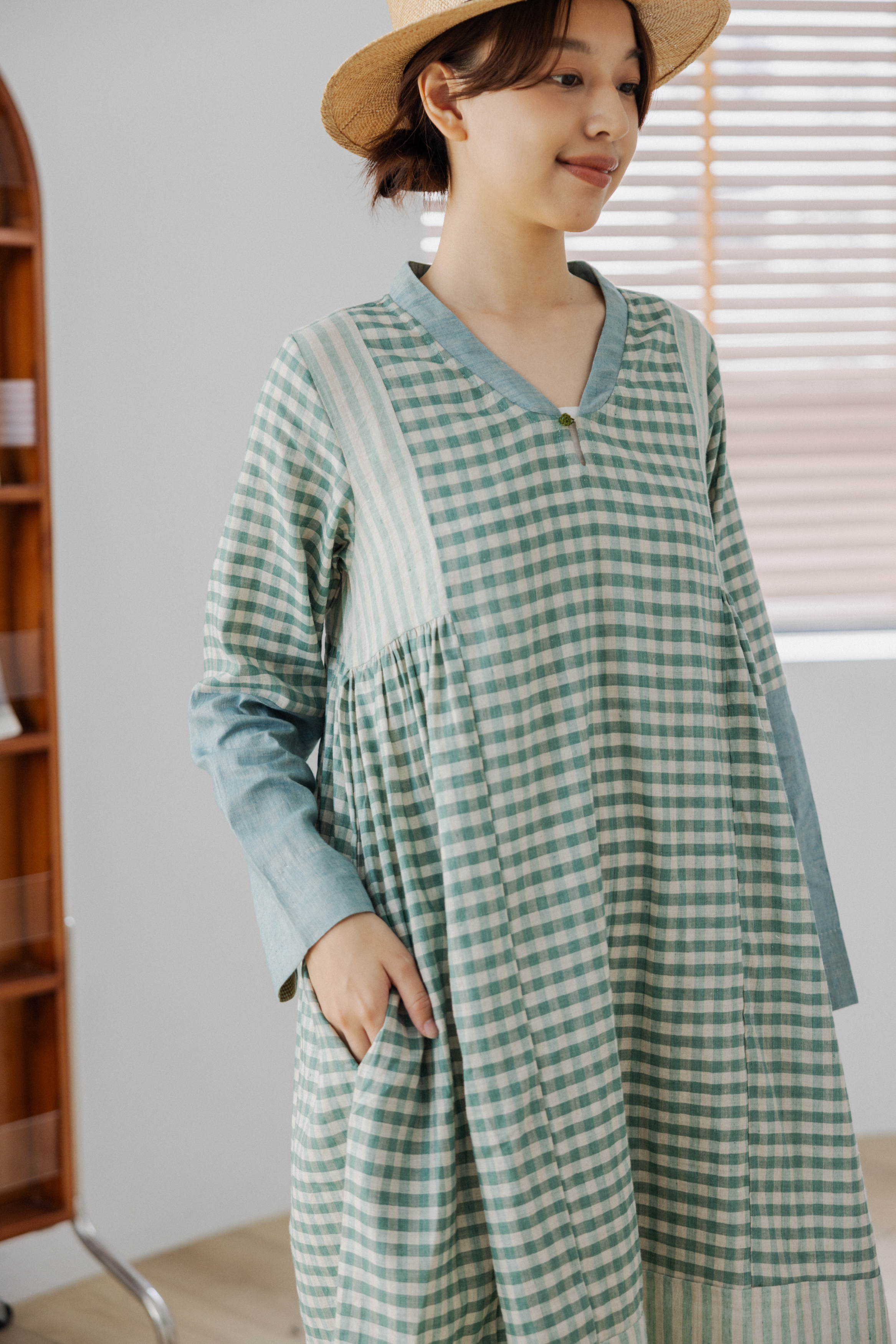 綠色格紋棉麻拼接長袖長洋裝