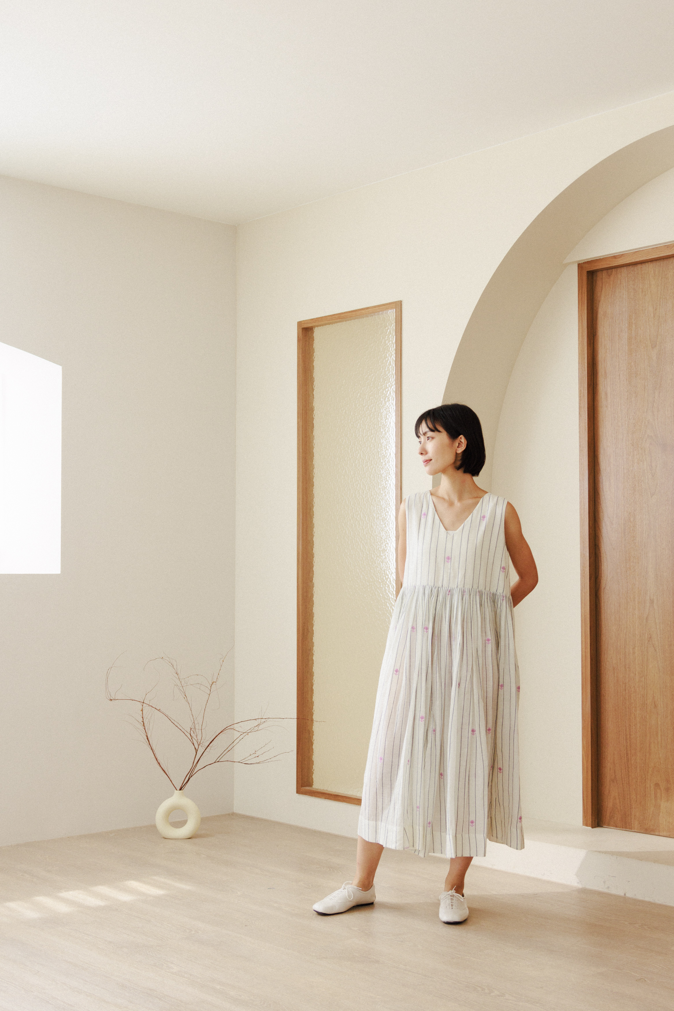 V領白色jamdani小花洋裝