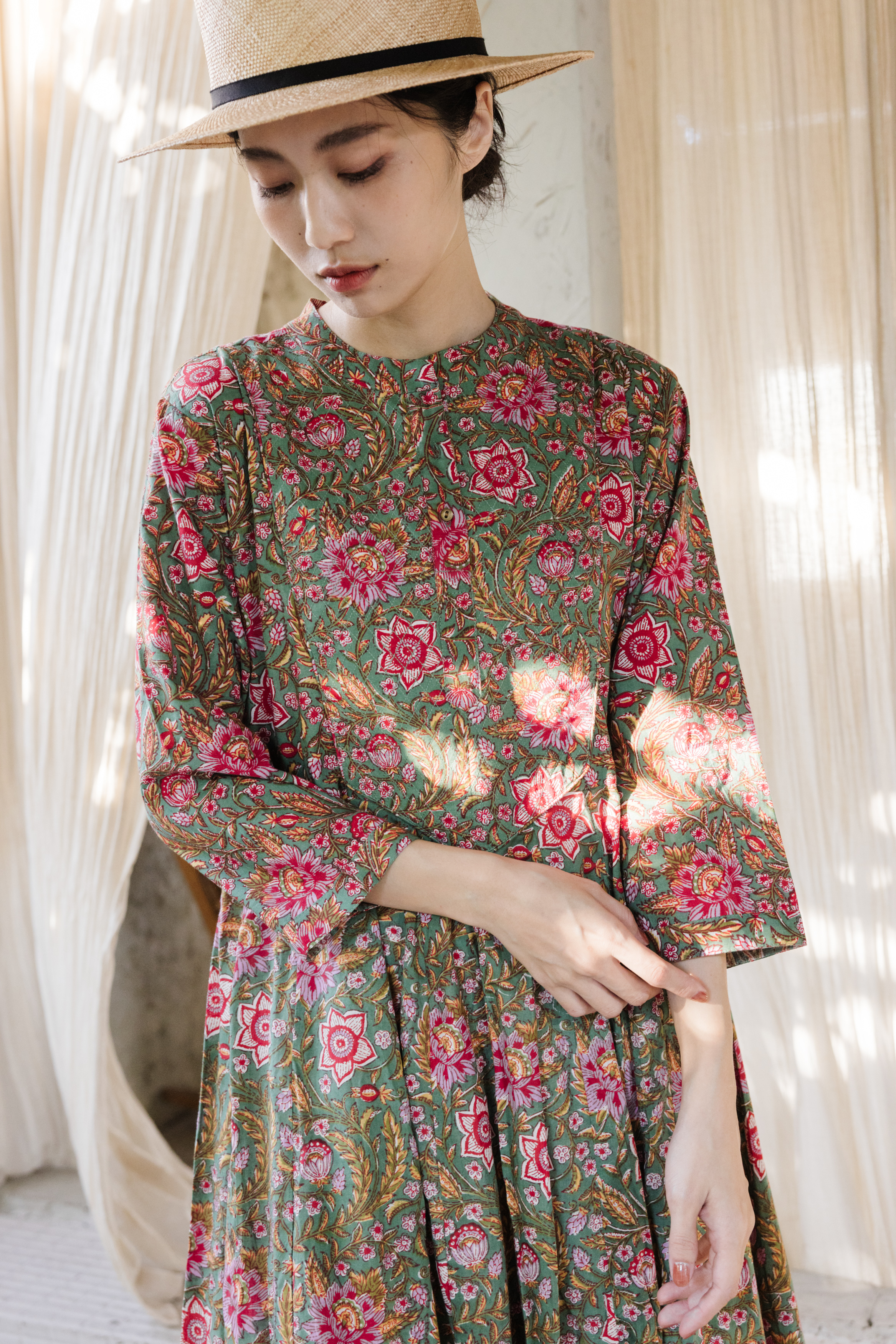 木刻印車線修身長洋裝_綠底紅花