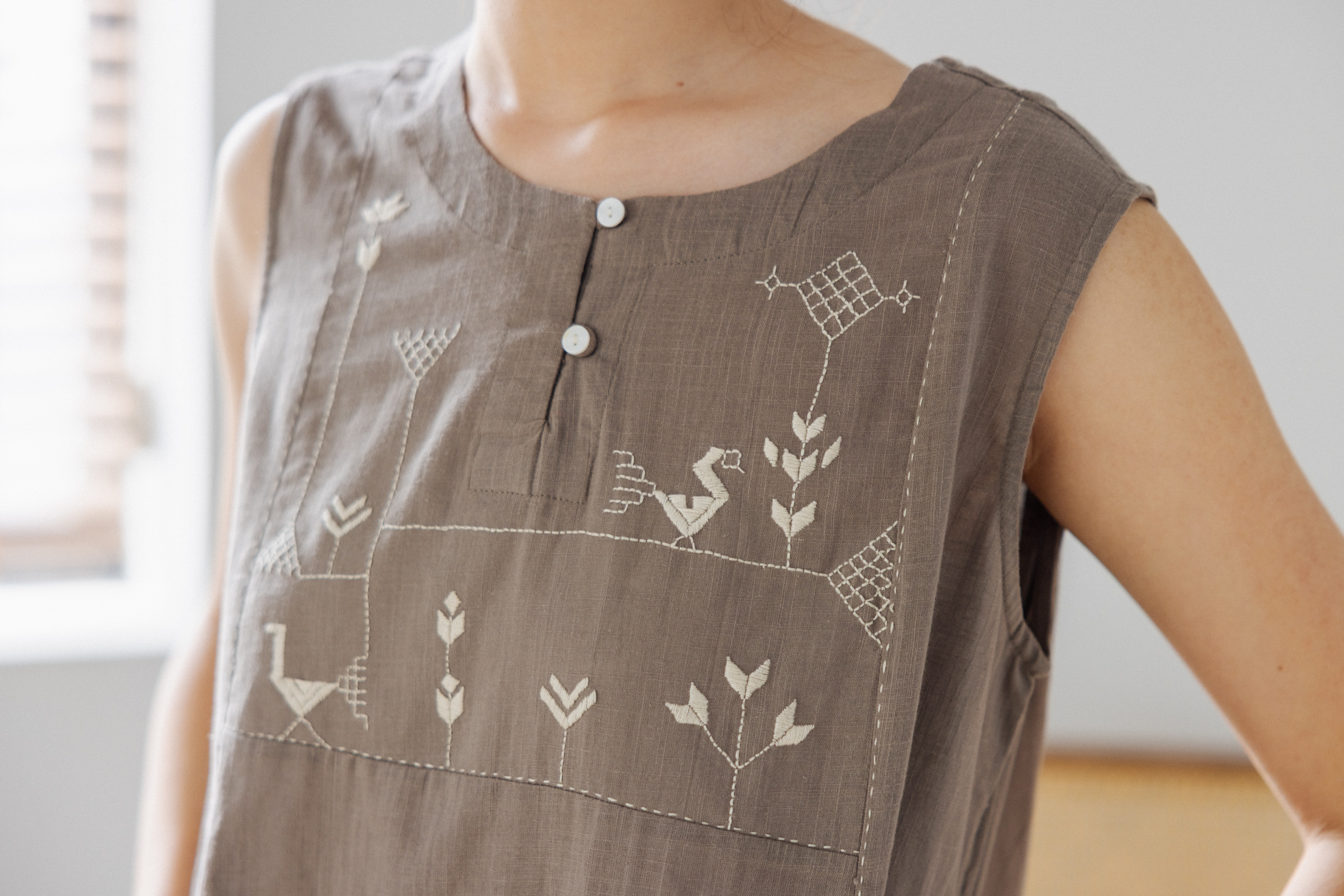 印度Soof刺繡無袖洋裝_咖灰