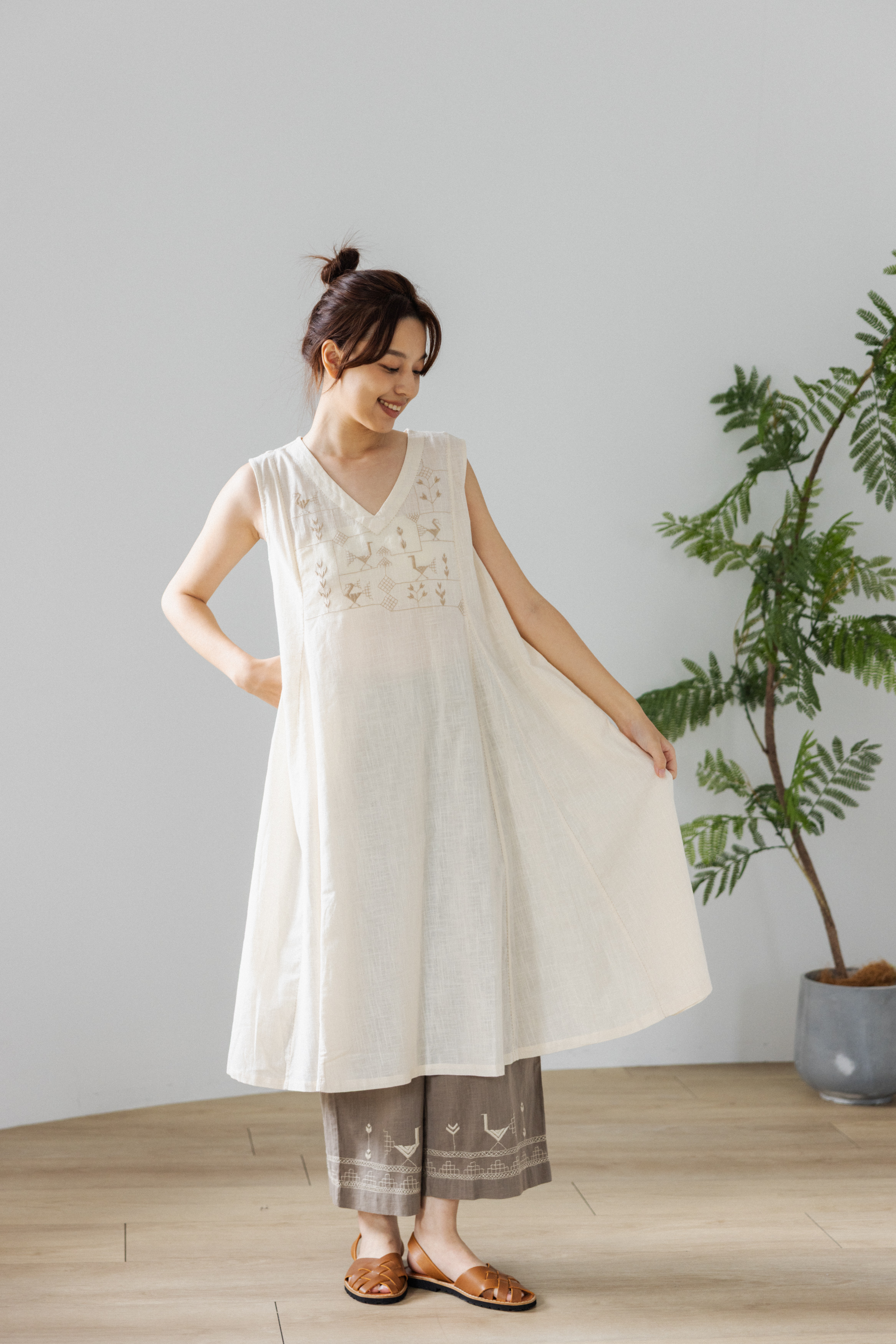 V領Soof刺繡無袖洋裝_米白