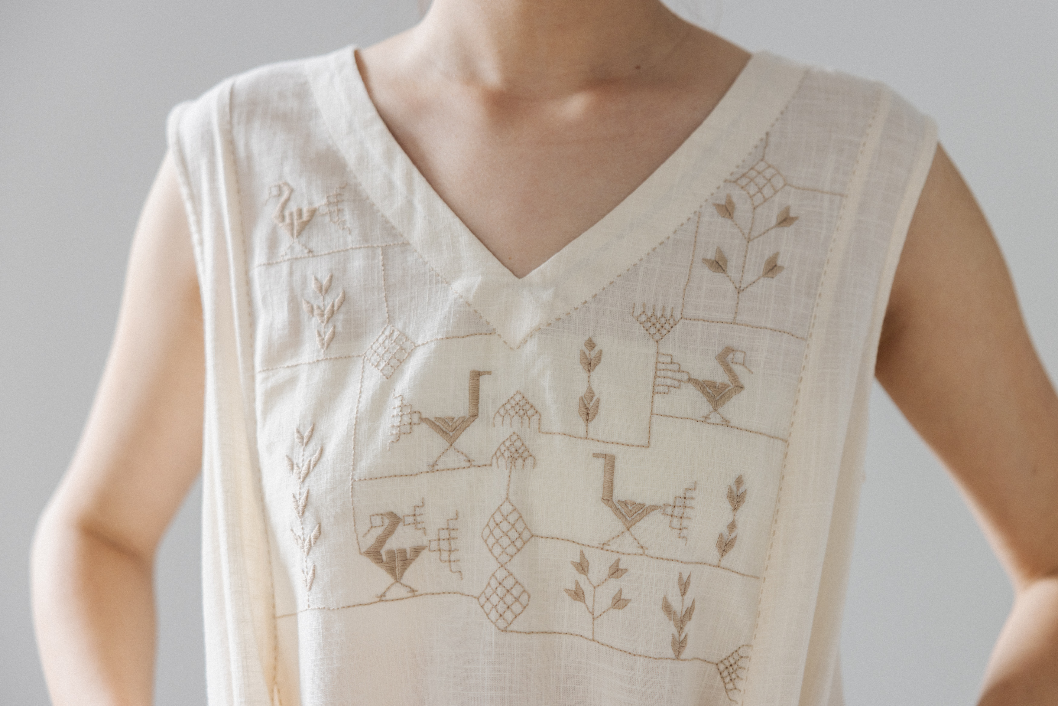 V領Soof刺繡無袖洋裝_米白