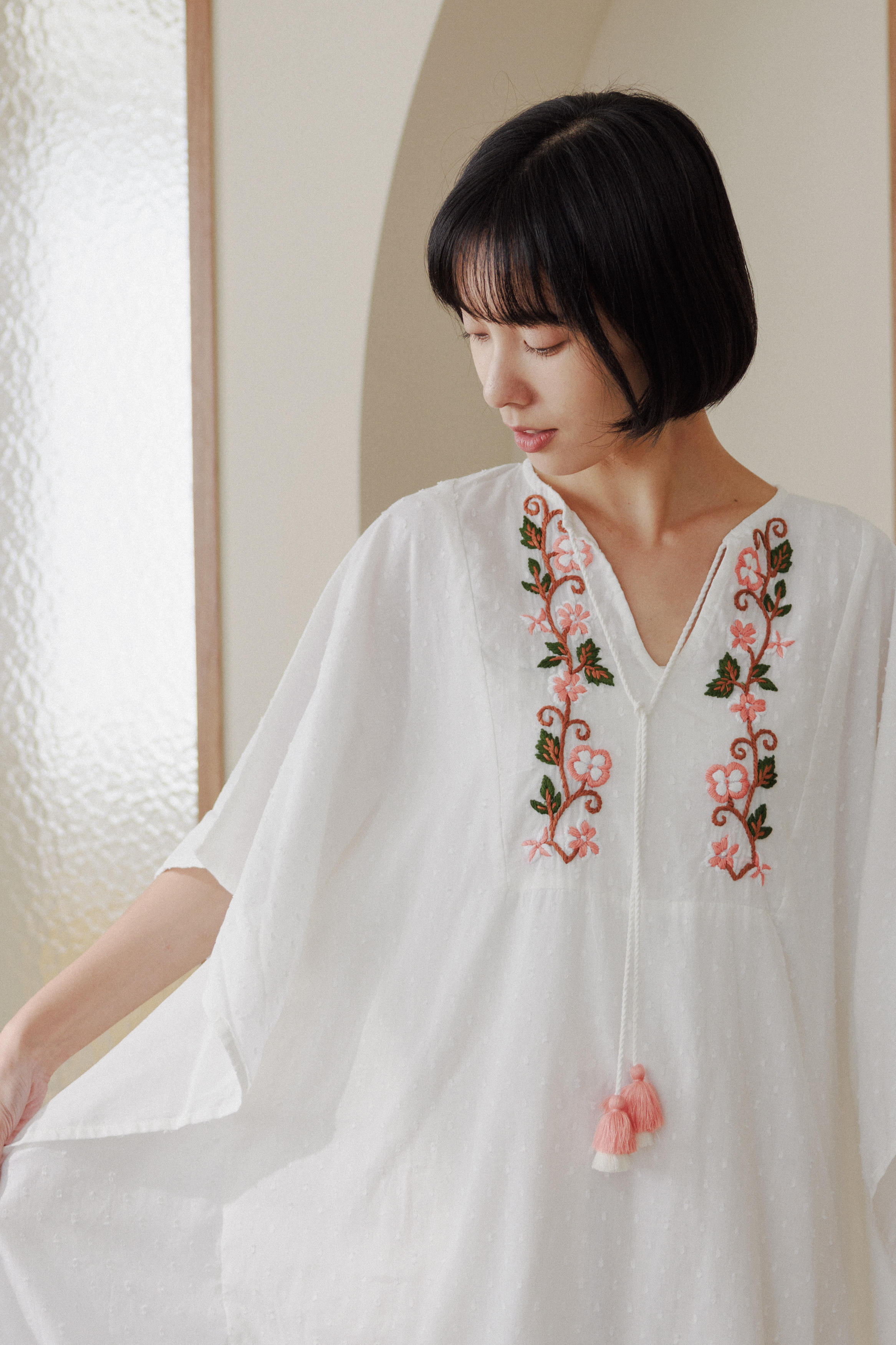 前綁帶短袖刺繡立體織紋洋裝_白(有內裡)