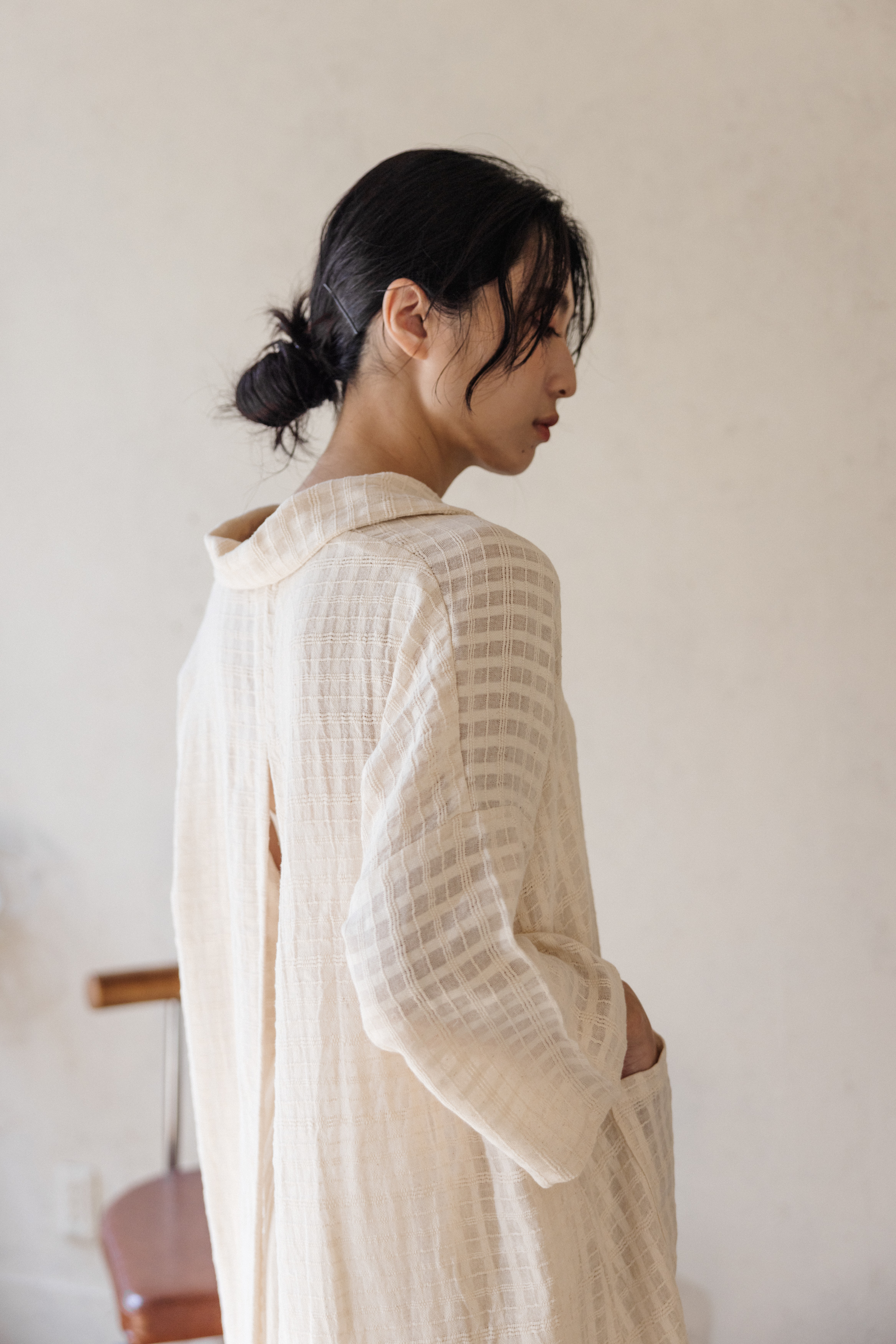 後開衩口袋長版外罩_米白格紋