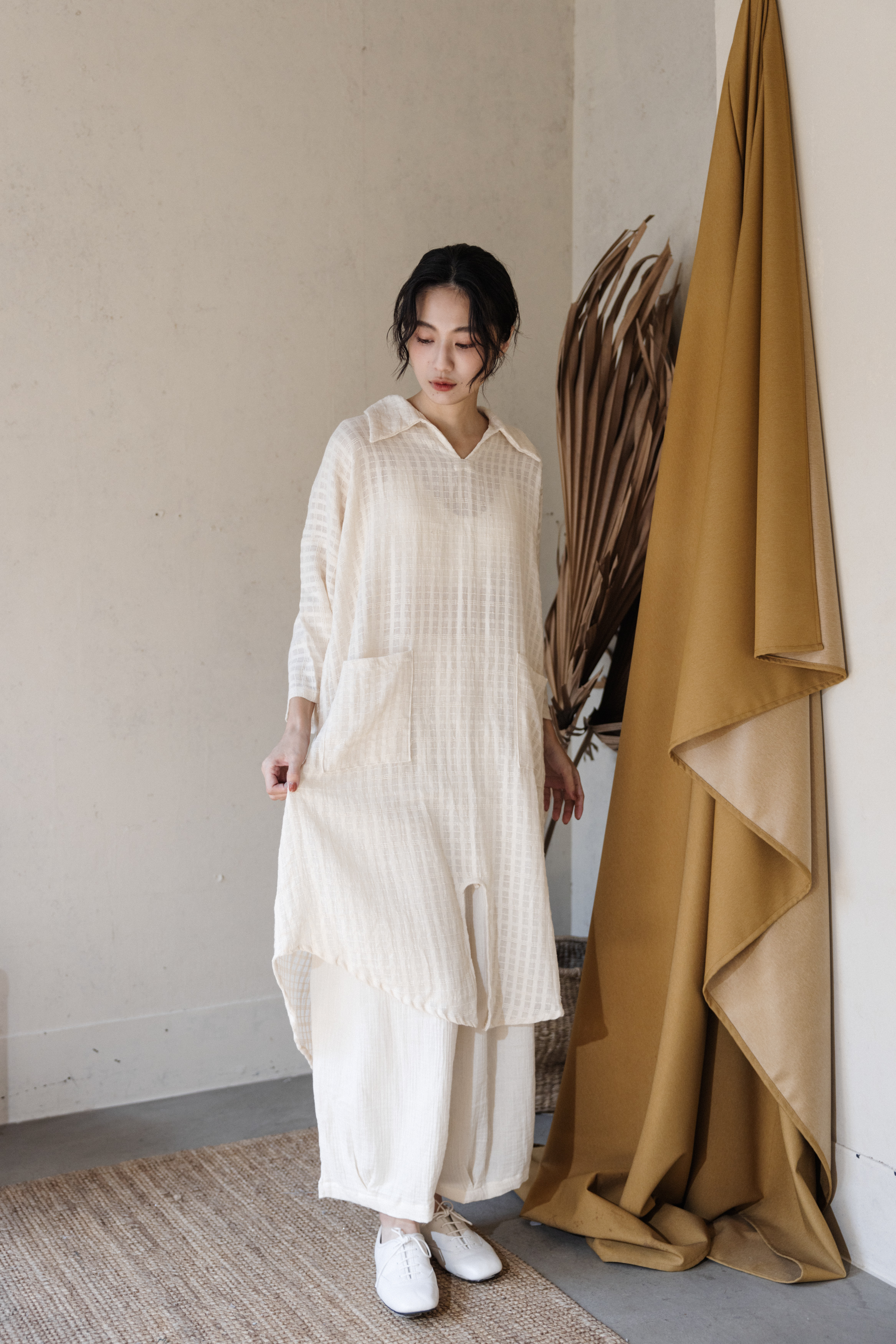 後開衩口袋長版外罩_米白格紋