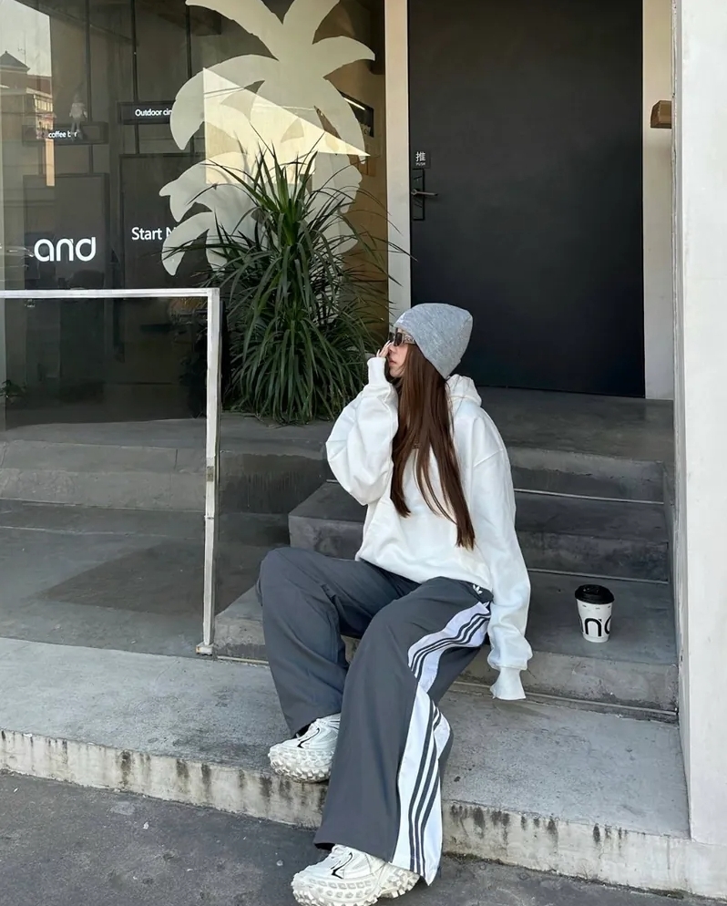 <帥暈....🖤> Adidas Originals 3-Stripes 巴黎世家 平替款 運動褲 拉鍊三線鬆緊寬褲 深灰 寬褲 褲子 女款 JY8880