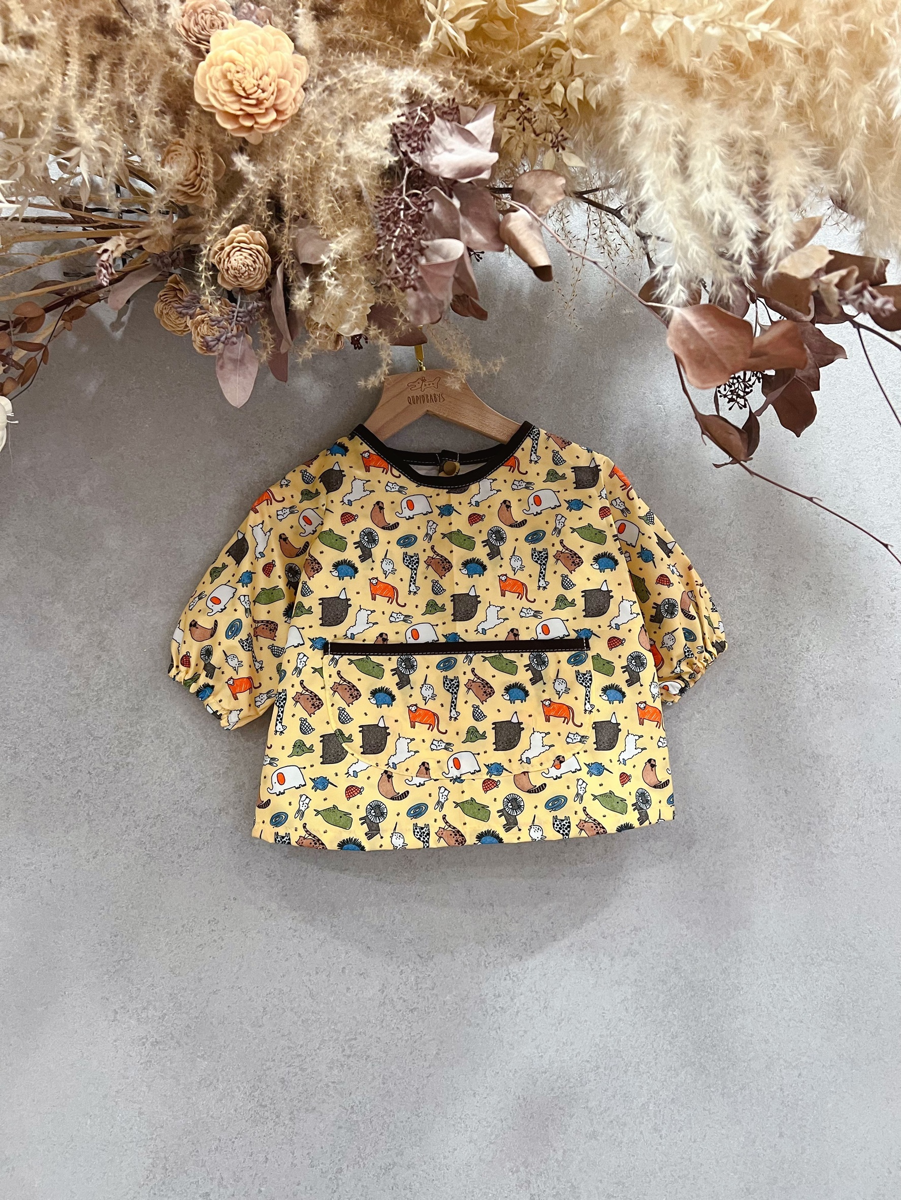 黃底滿版小動物 輕薄防水吃飯衣(0-3歲)