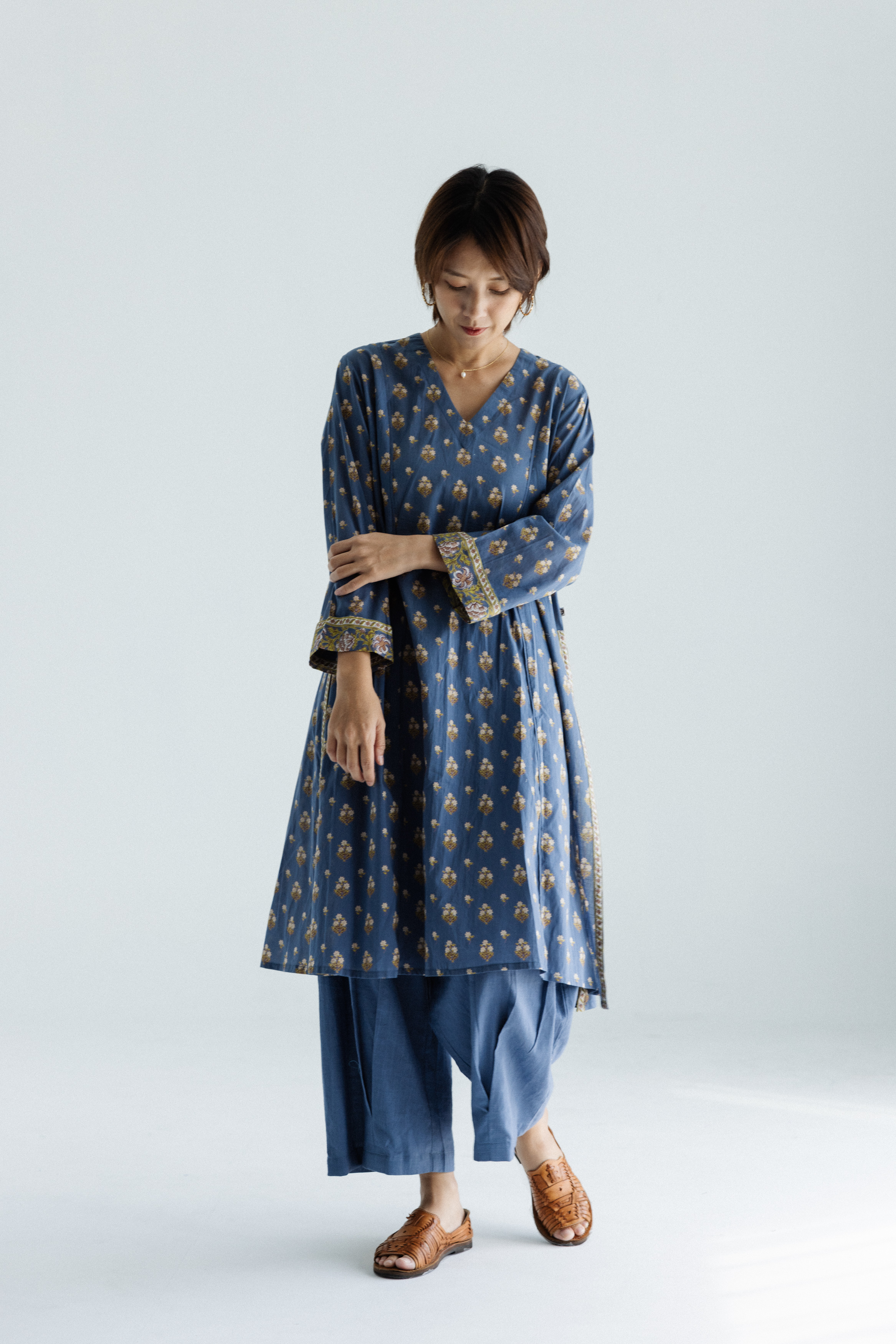 長袖藍花圖騰長庫塔