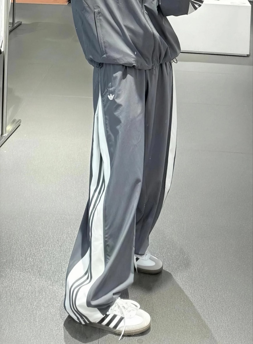 <帥暈....🖤> Adidas Originals 3-Stripes 巴黎世家 平替款 運動褲 拉鍊三線鬆緊寬褲 深灰 寬褲 褲子 女款 JY8880