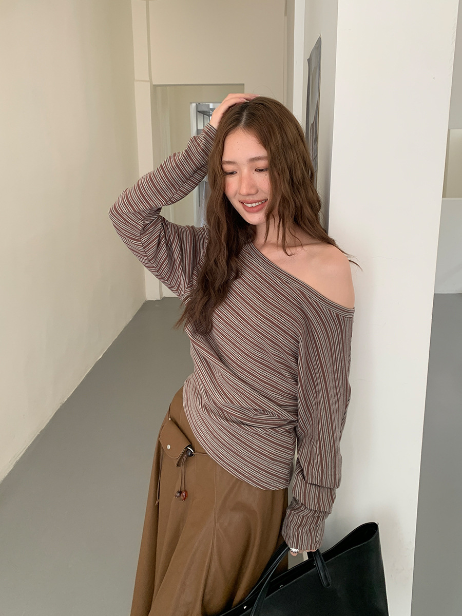 10W13 不規則感斜肩撞色條紋上衣 兩色