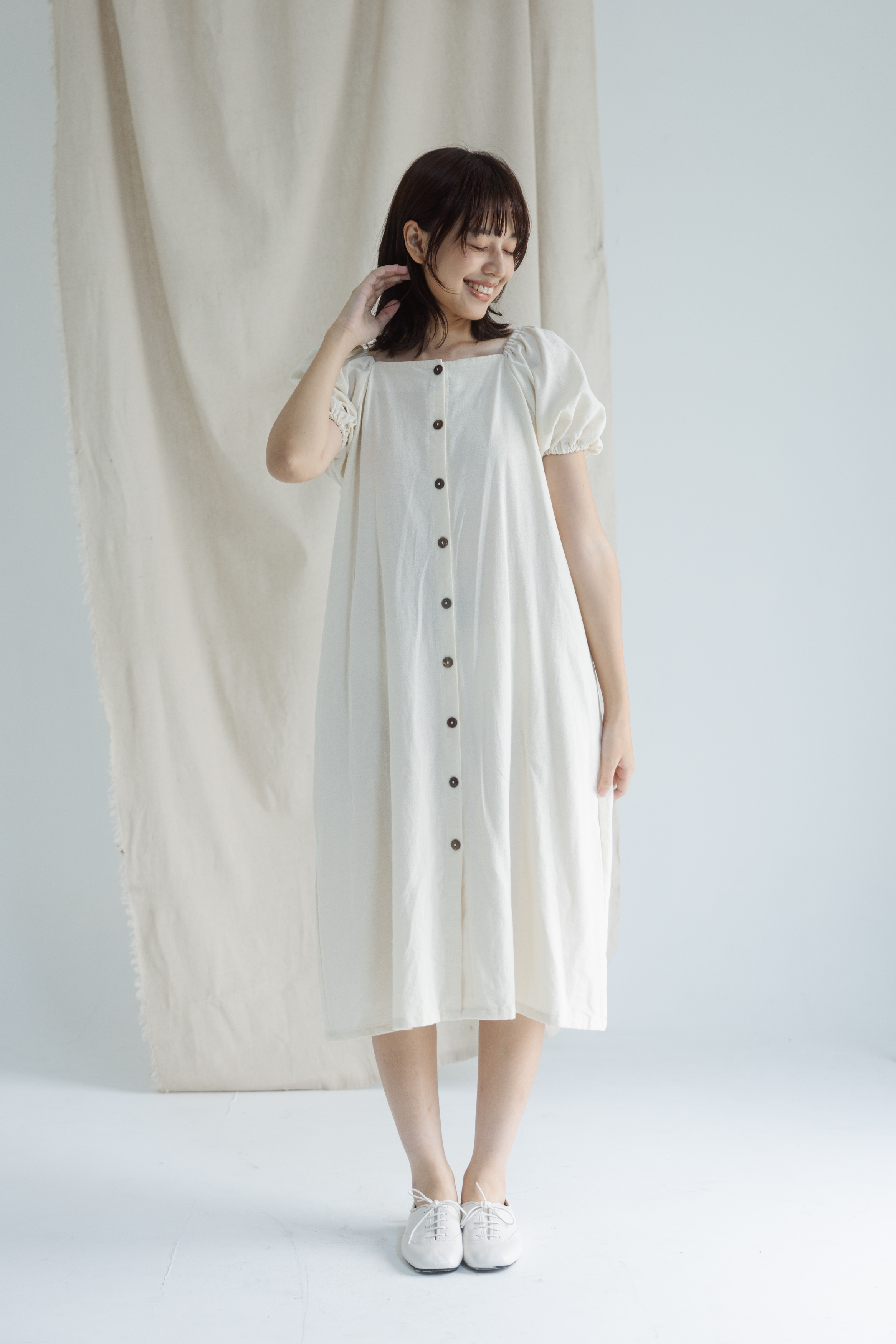 鬆緊帶小袖子排扣洋裝_米白（附綁帶）