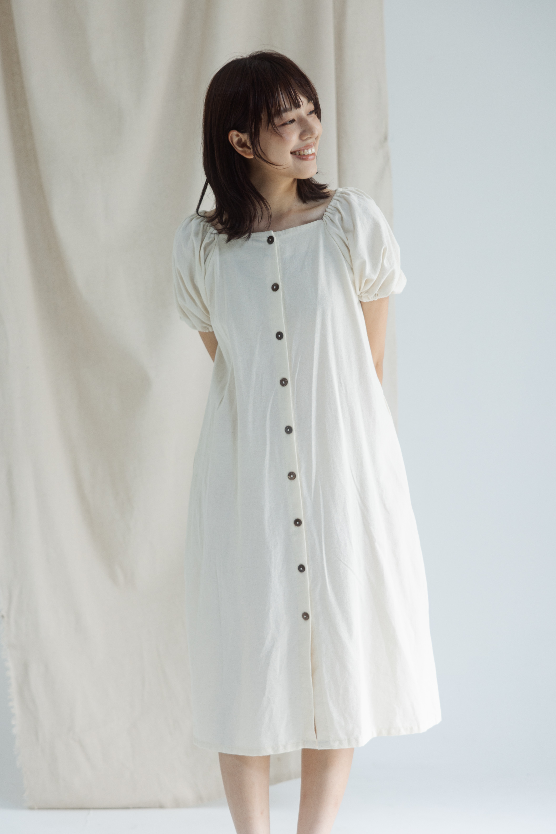 鬆緊帶小袖子排扣洋裝_米白（附綁帶）