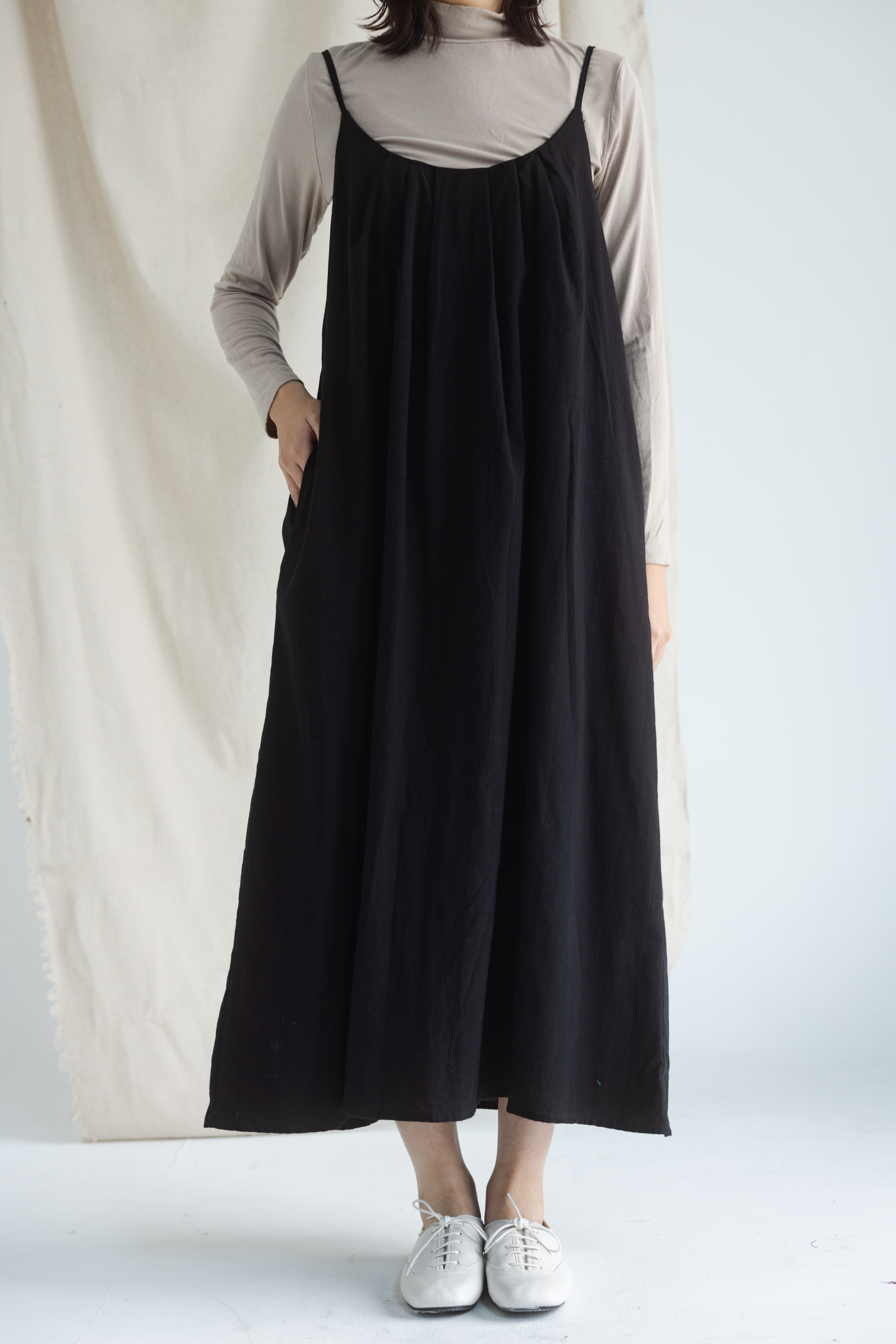 細肩帶純棉抓皺洋裝_黑