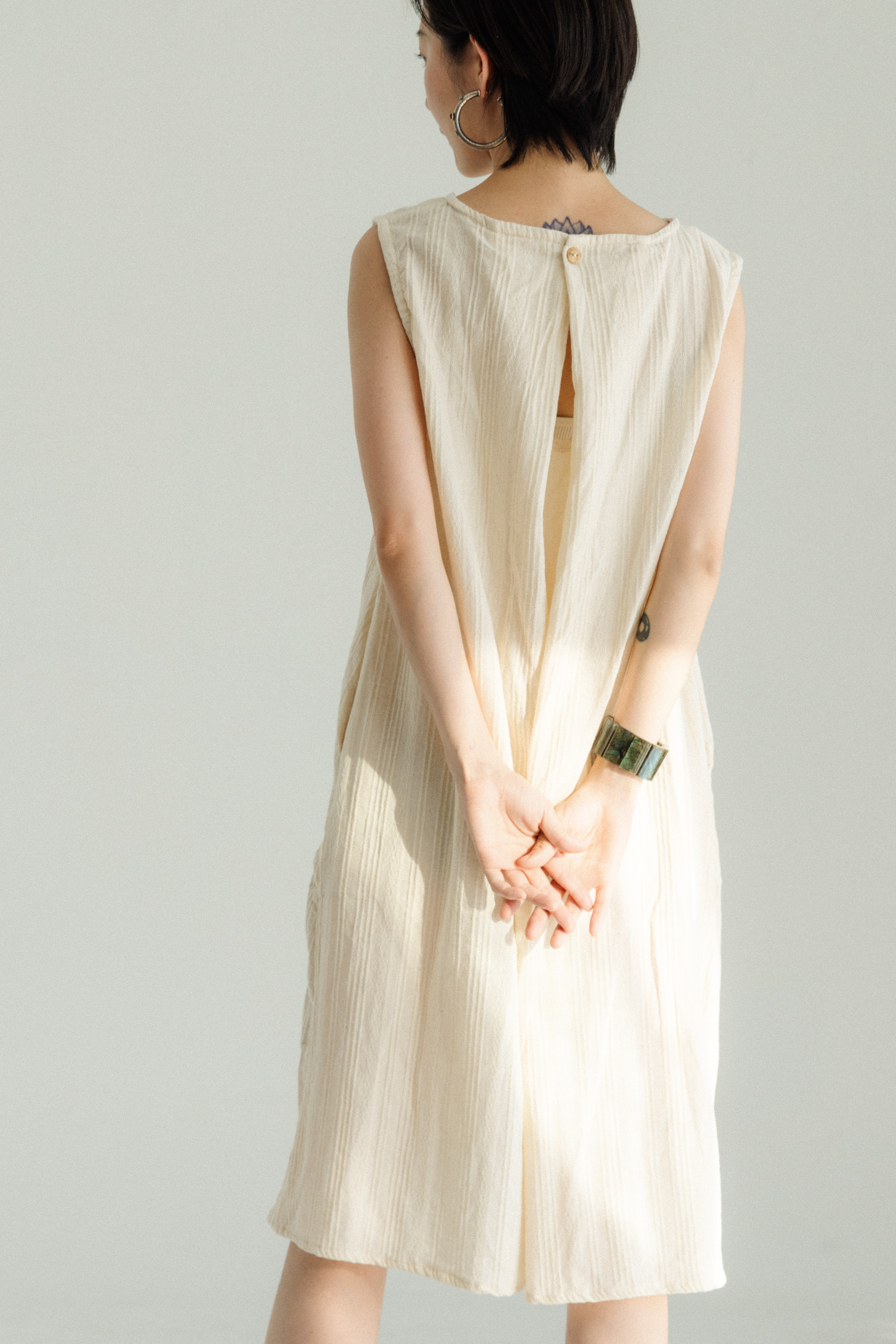 後洞無袖膝下洋裝_立體織紋白