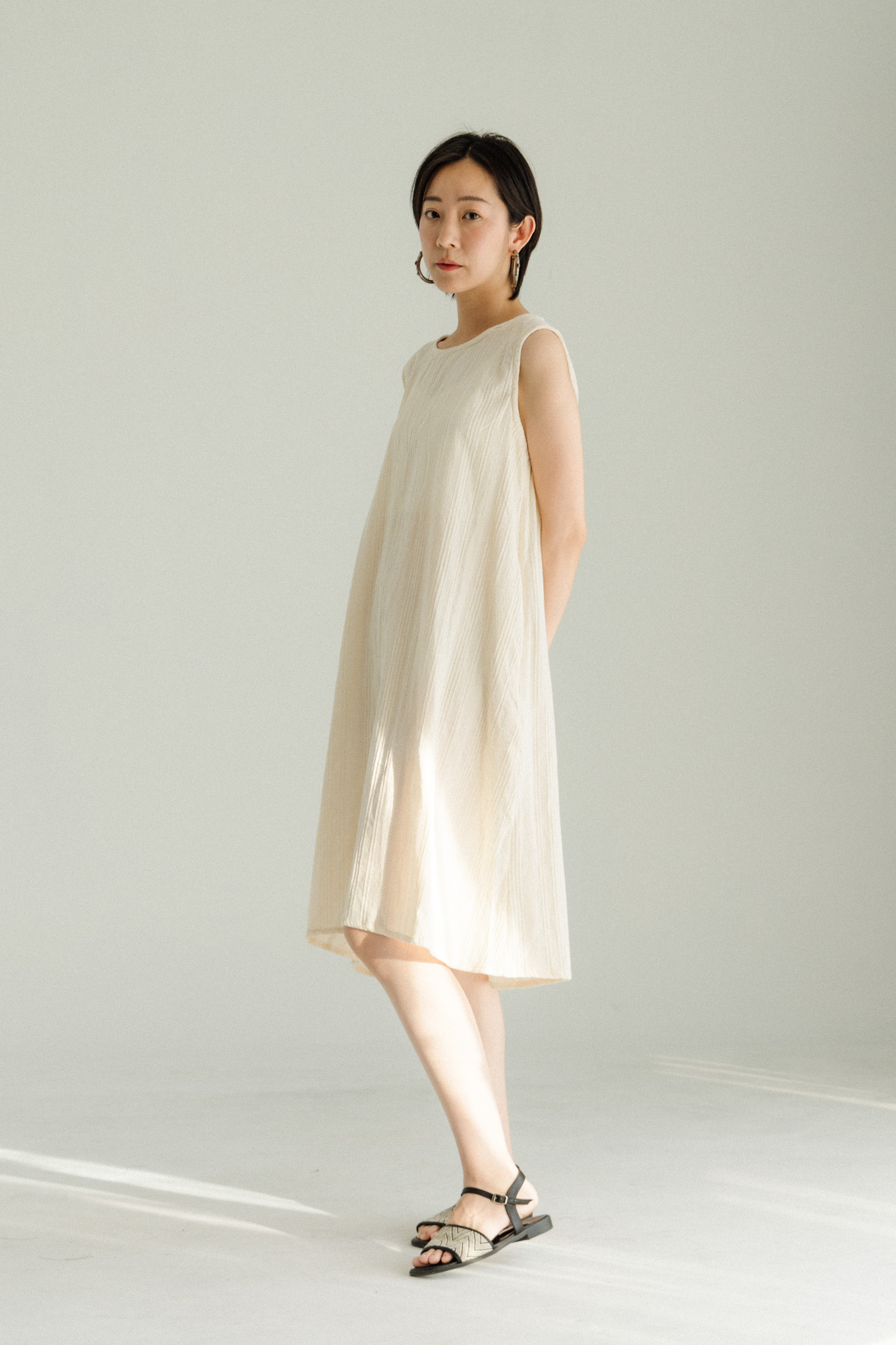 後洞無袖膝下洋裝_立體織紋白