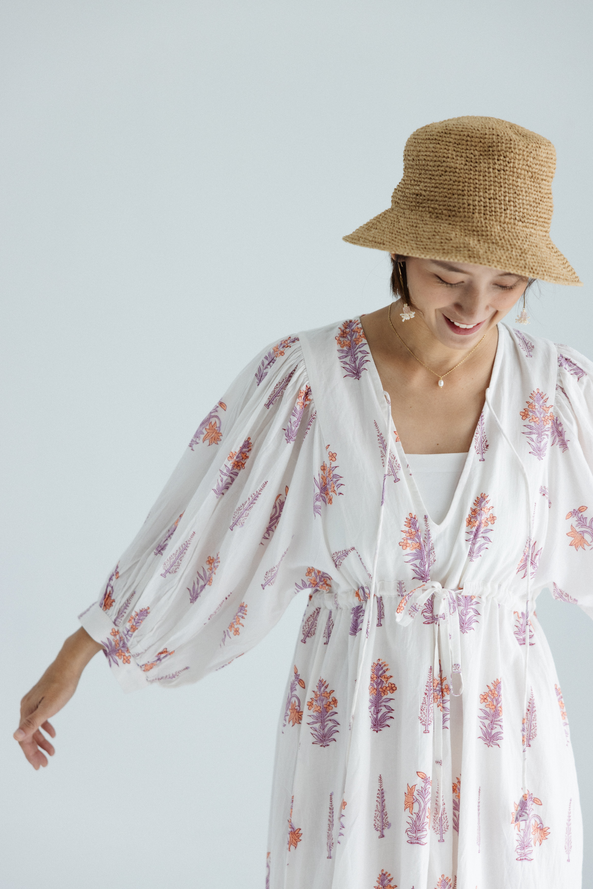 前綁帶澎袖腰身洋裝_白底花樣