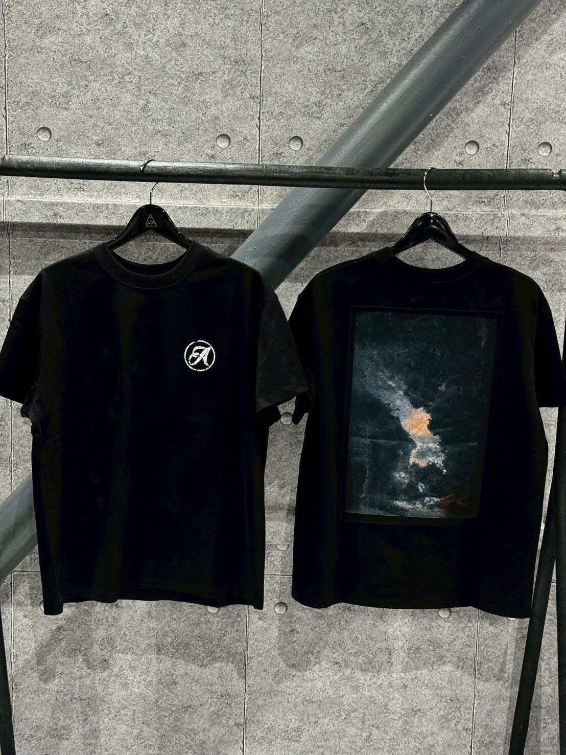 ANTIDOTE 暗夜貼布抽鬚 斑駁Logo黑色短袖 T