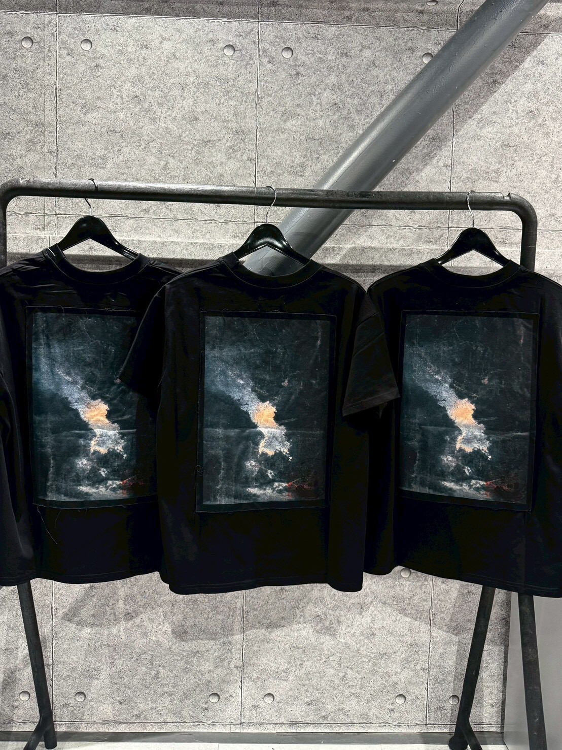 ANTIDOTE 暗夜貼布抽鬚 斑駁Logo黑色短袖 T