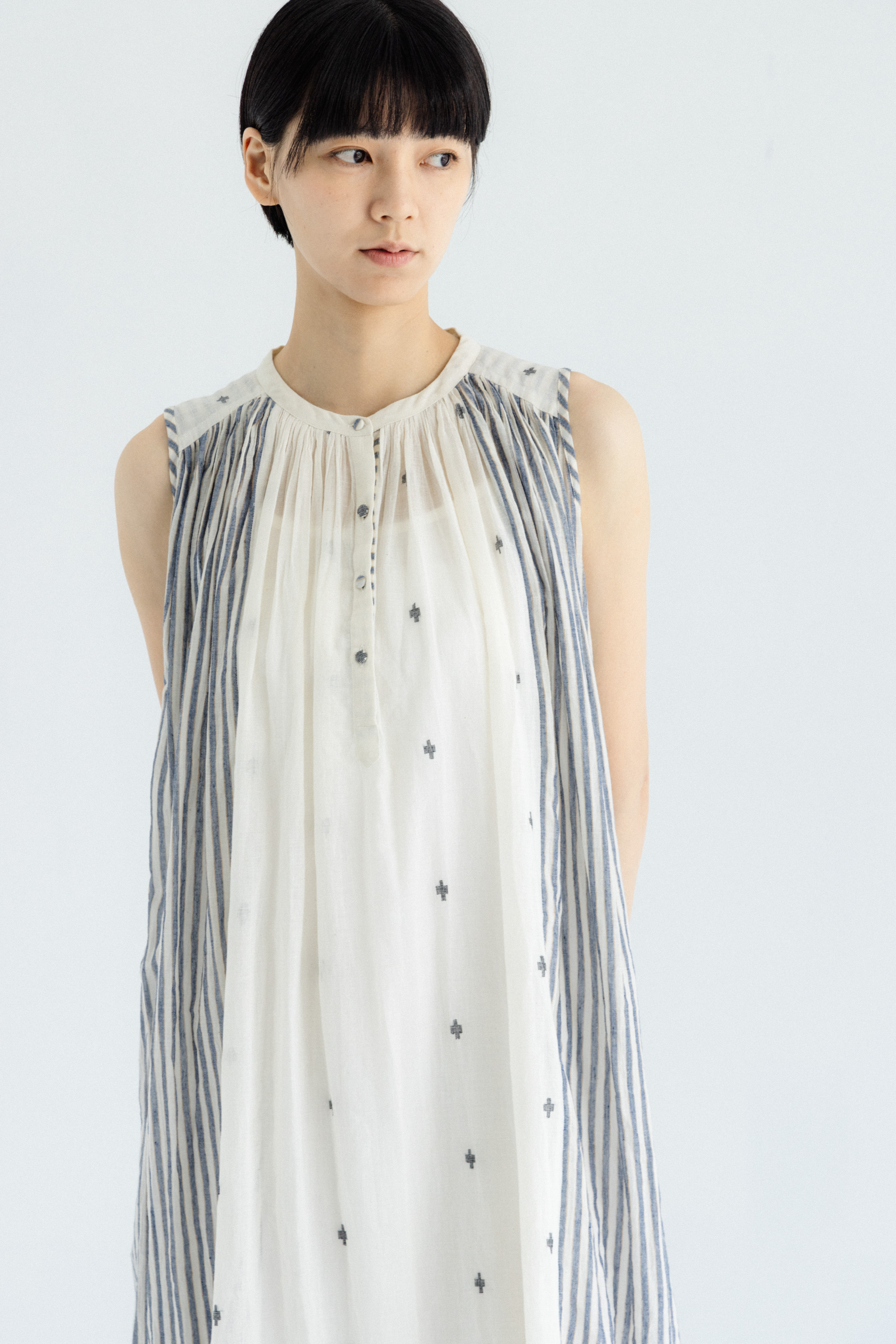 圓領布扣jamdani拼接無袖洋裝