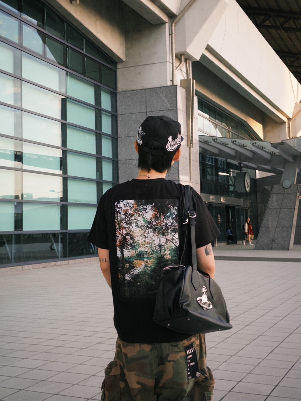 ANTIDOTE 花卉貼布抽鬚 斑駁Logo黑色短袖 T