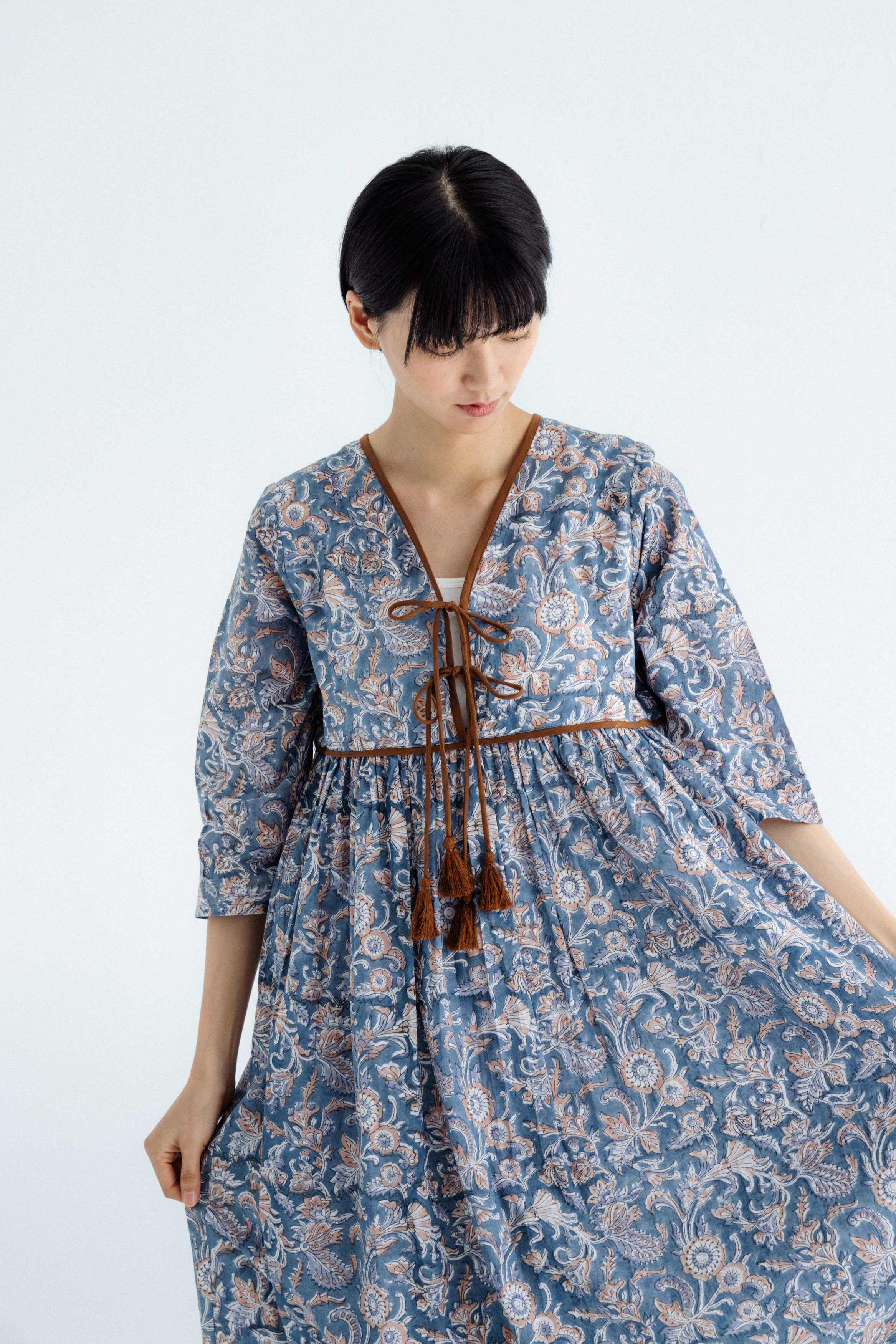 前綁帶七分洋裝_水藍花