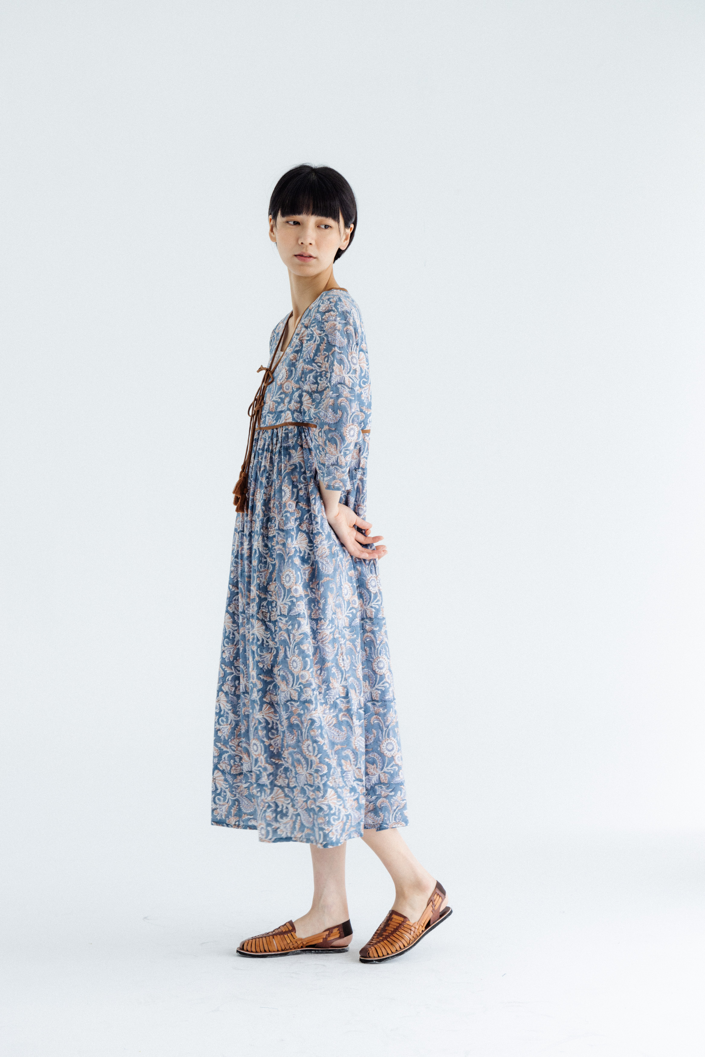 前綁帶七分洋裝_水藍花