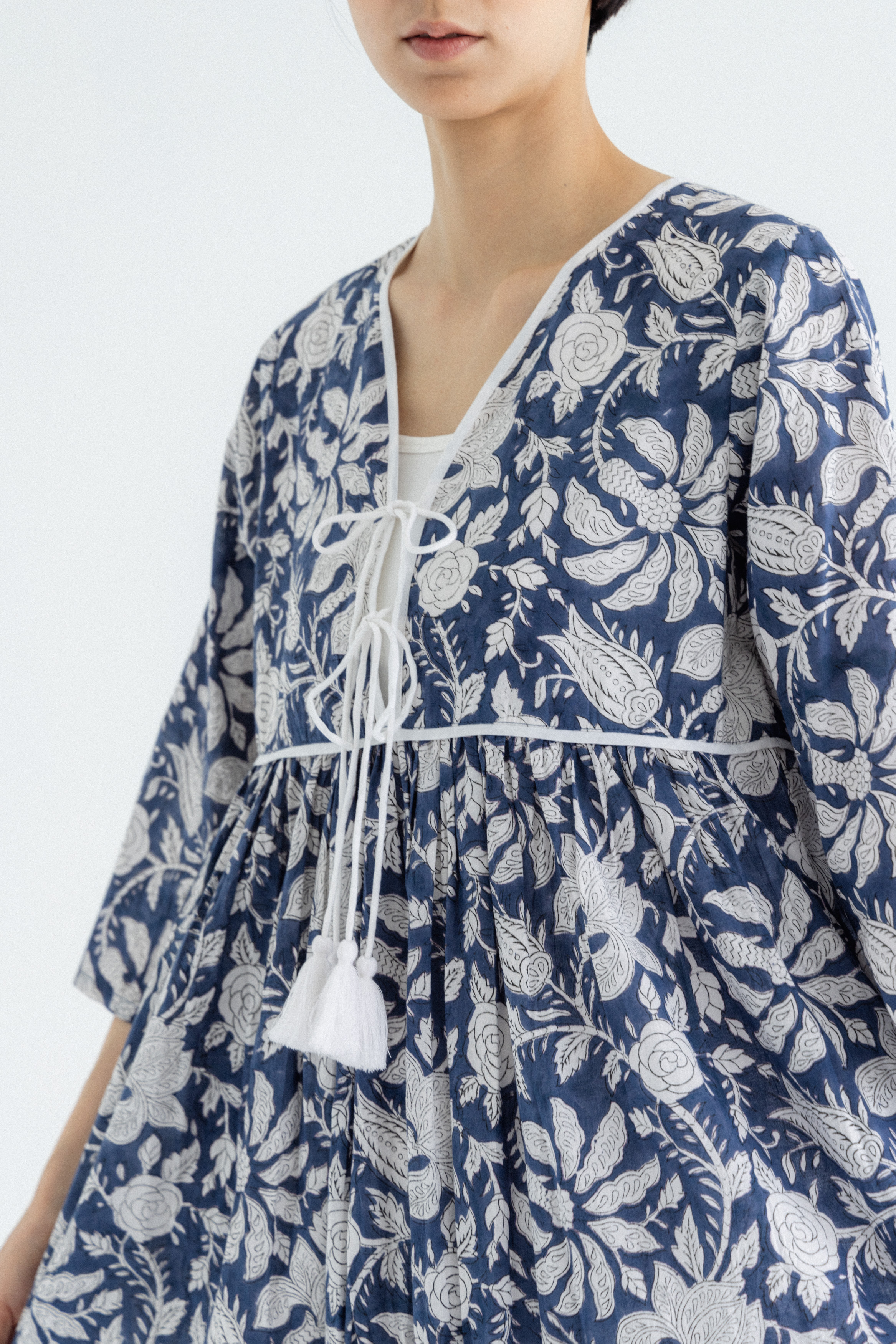 前綁帶七分洋裝_藍白