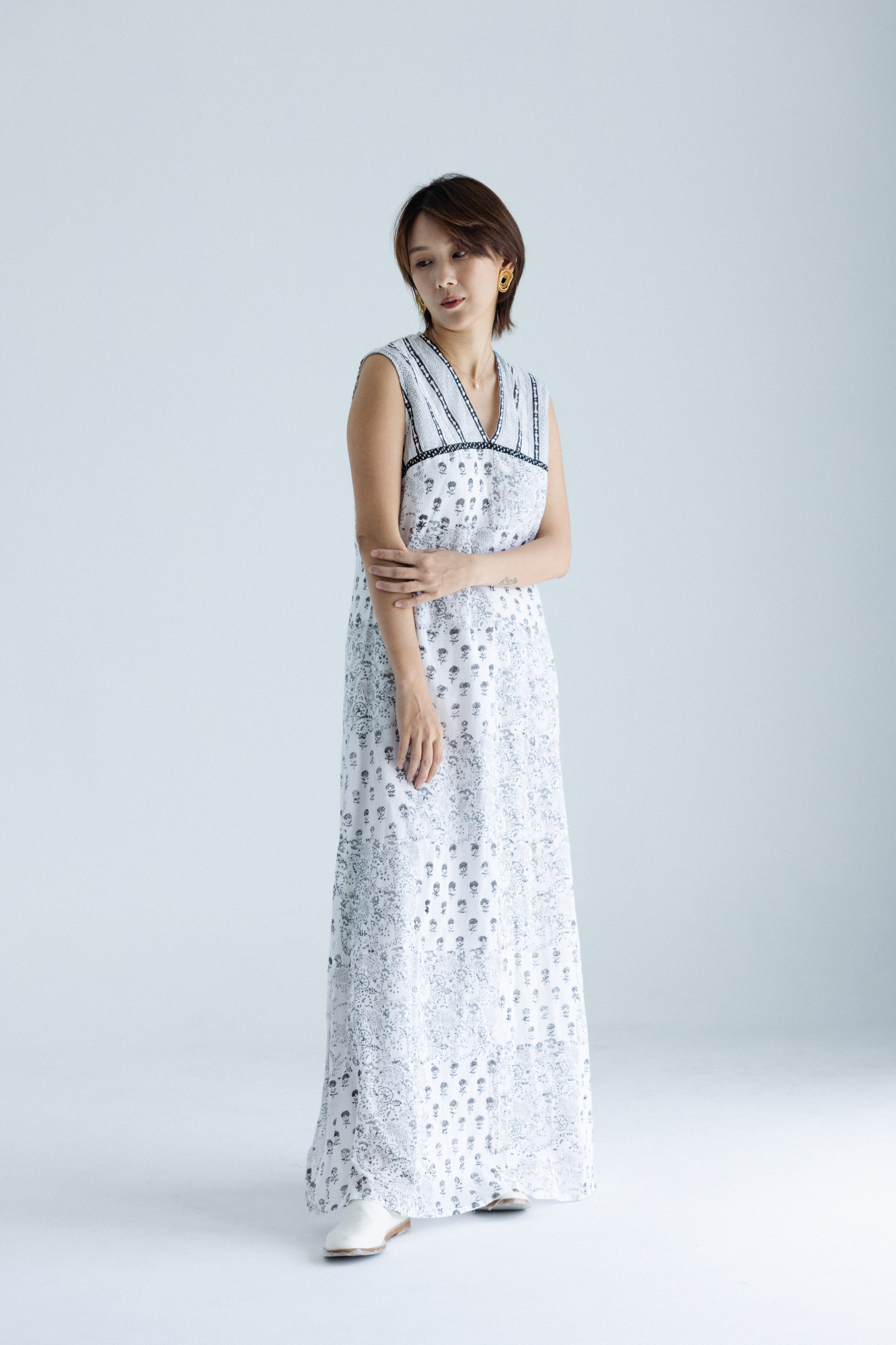 v領無袖長洋裝＿白底黑花（有內裡）
