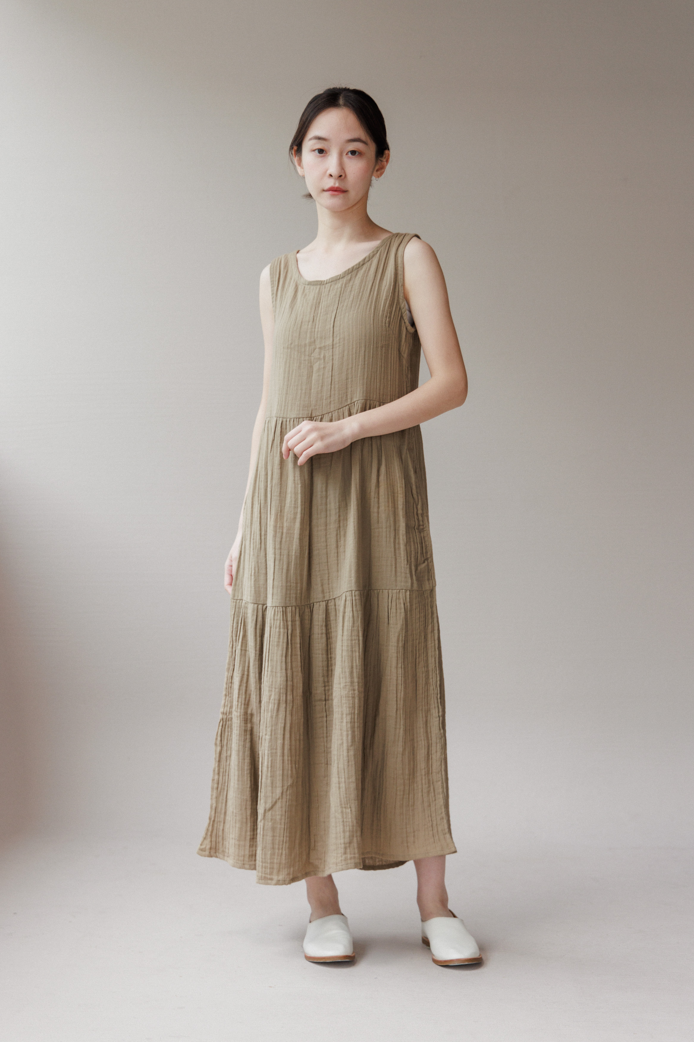 圓領後綁帶無袖分層洋裝_綠咖