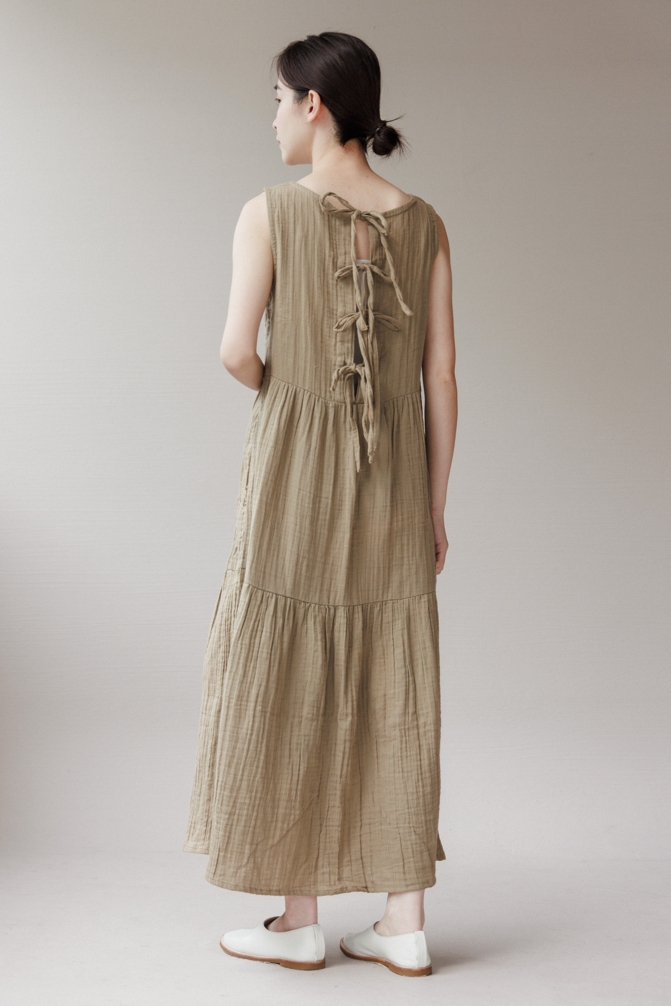 圓領後綁帶無袖分層洋裝_綠咖