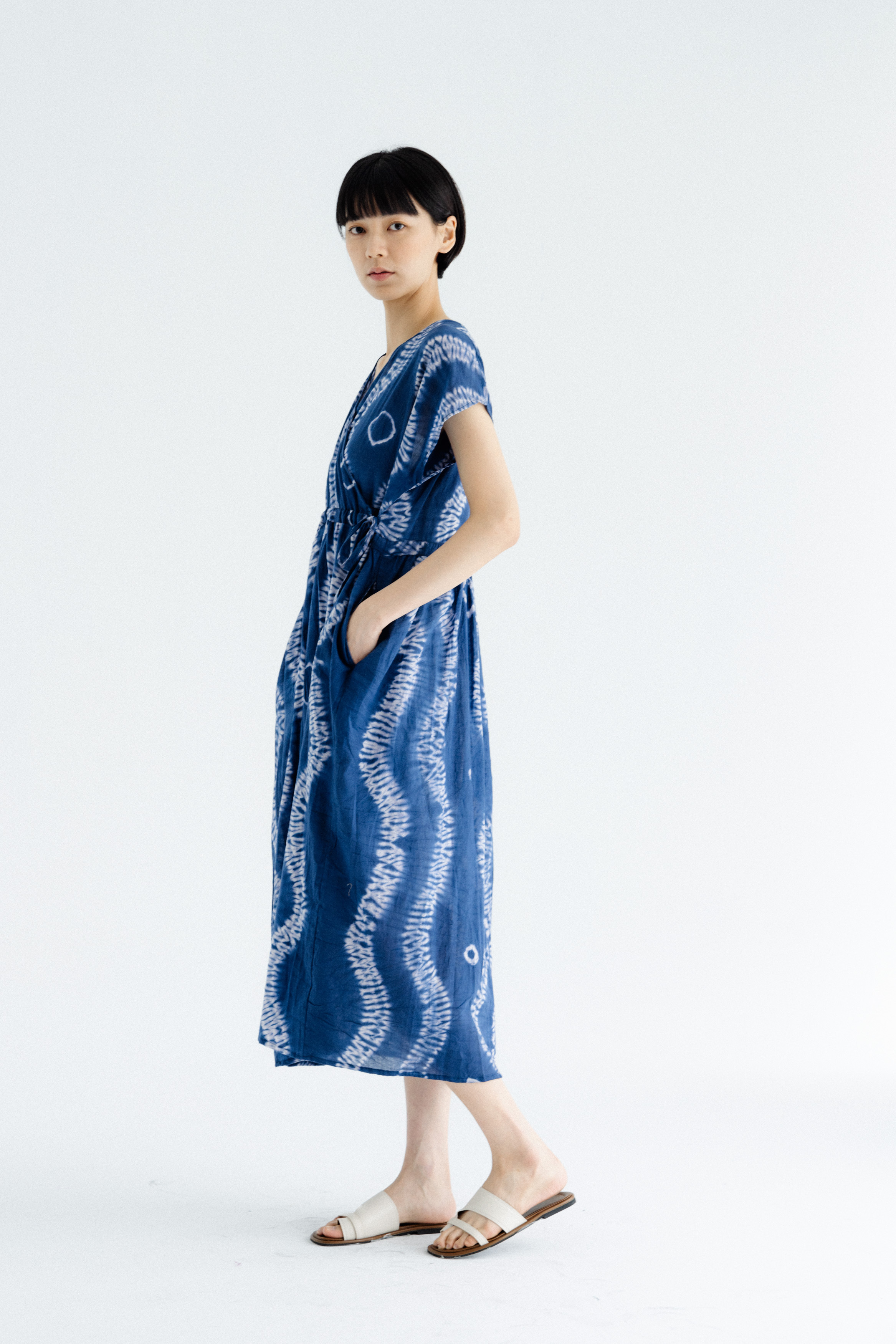 短袖v開襟紮染罩衫洋裝_藍波
