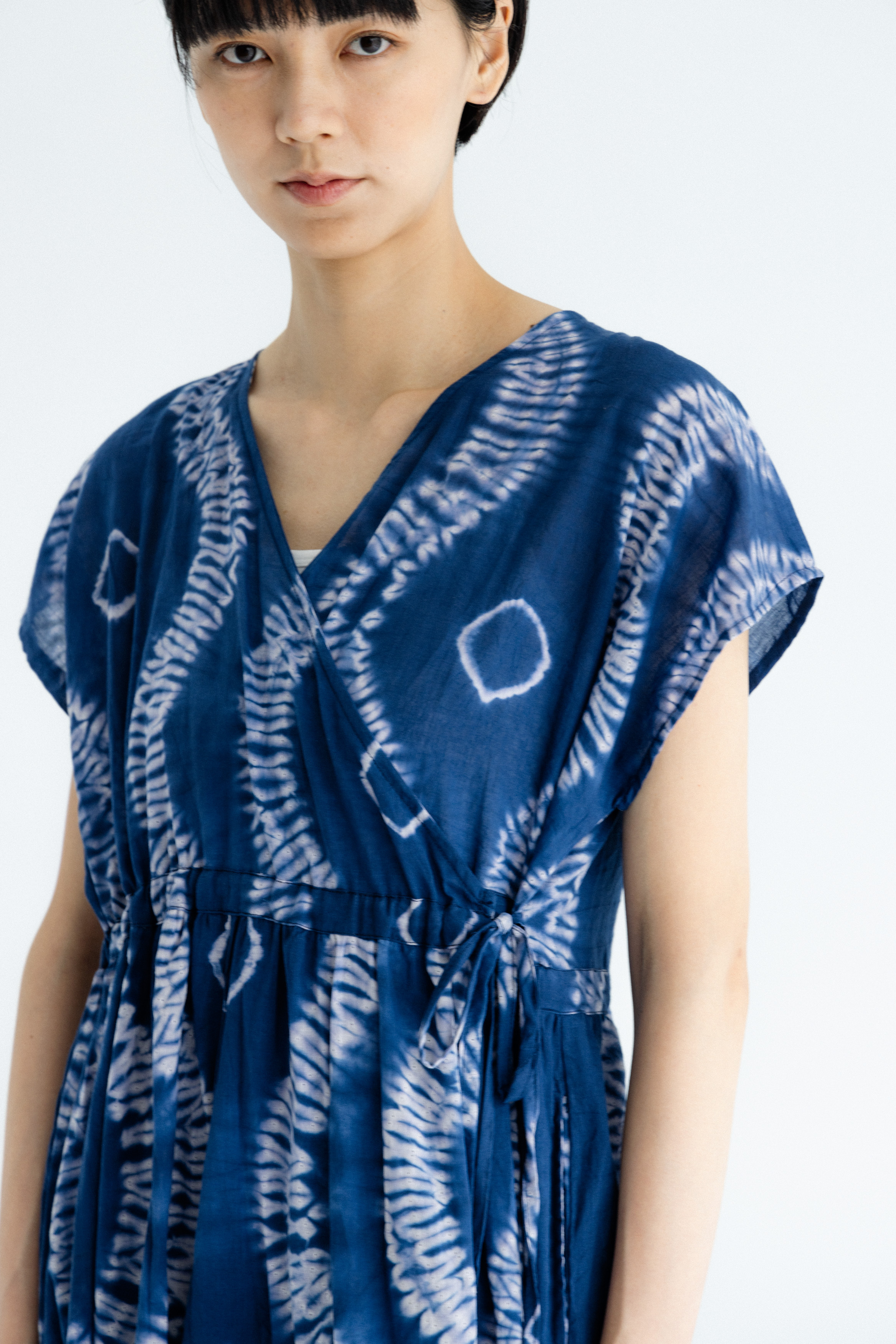 短袖v開襟紮染罩衫洋裝_藍波