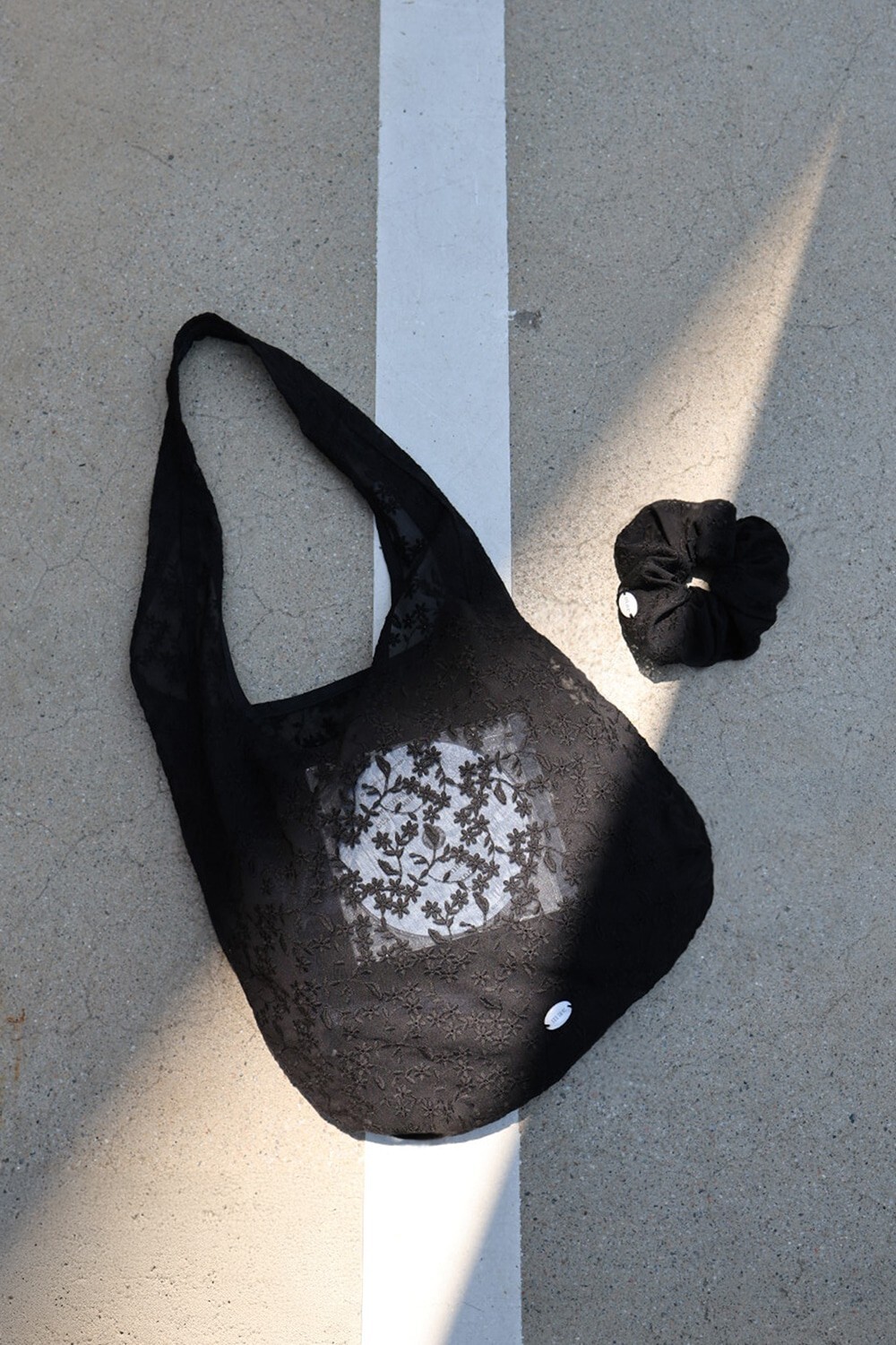 韓國濟州島 Mucu And Ebony 蕾絲 小花 單肩包 手提包 兩色 黑白