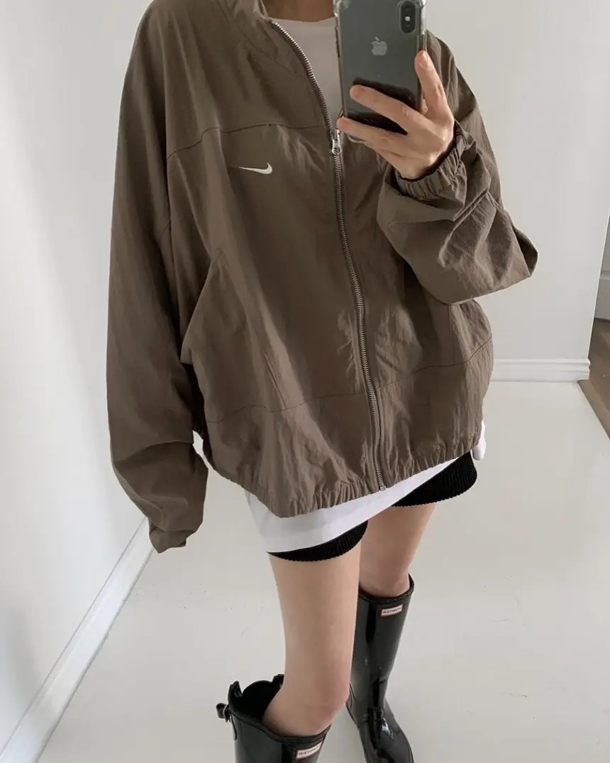 NIKE SPORTSWEAR NSW 摩卡棕 立領外套 防潑水 抗紫外線 抗UV 防曬 女款 HJ1000-233 / 預購